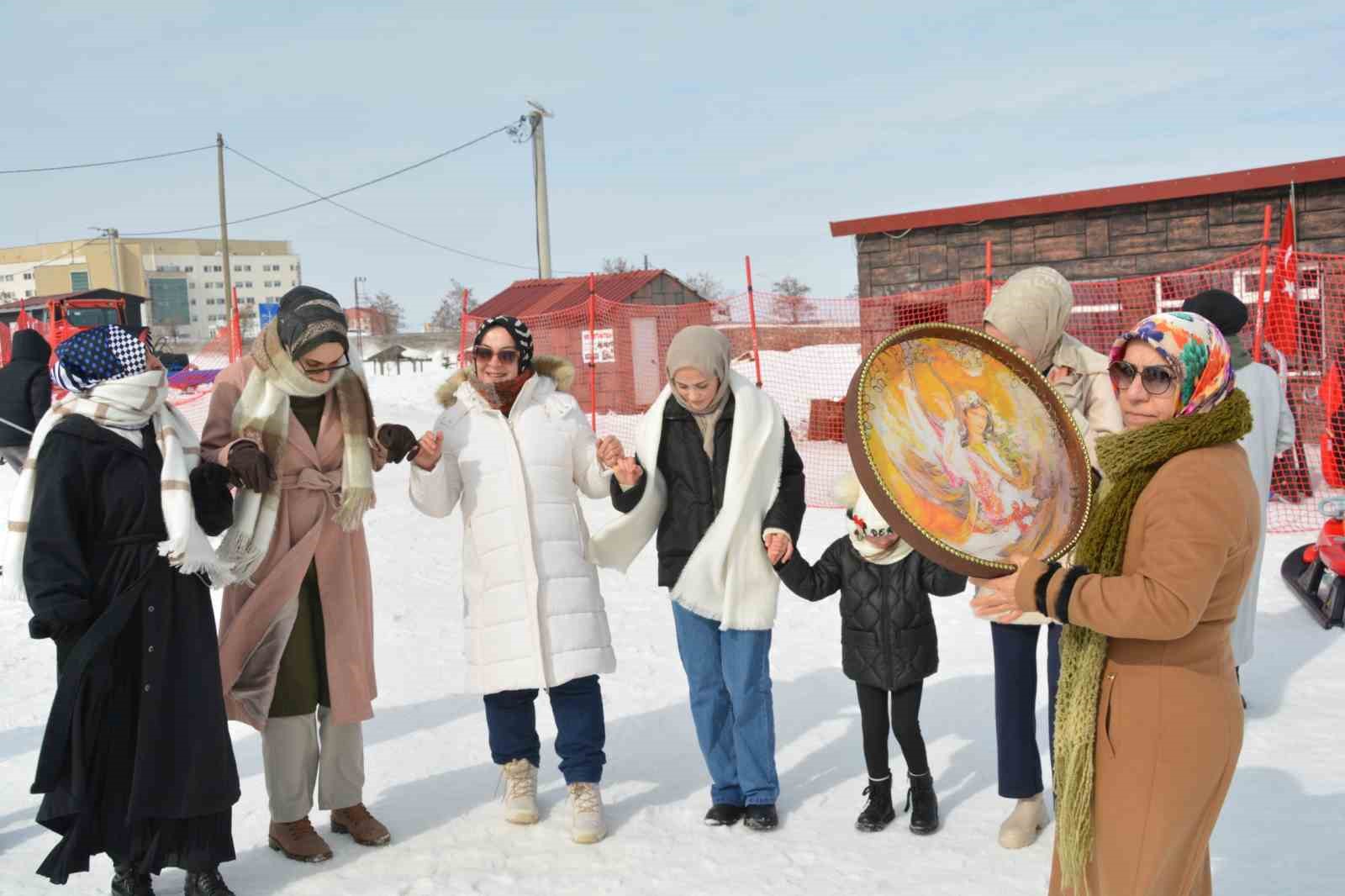 Kursiyer kadınlar kızakla kayıp halay çekmenin keyfini çıkardı
