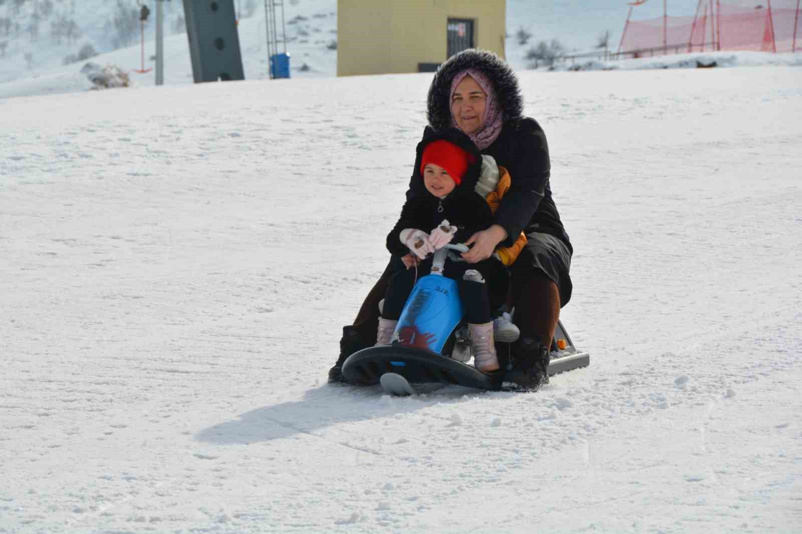 Kursiyer kadınlar kızakla kayıp halay çekmenin keyfini çıkardı
