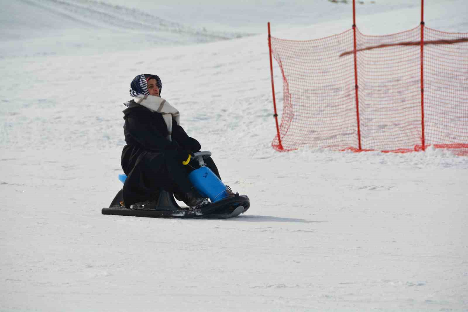 Kursiyer kadınlar kızakla kayıp halay çekmenin keyfini çıkardı
