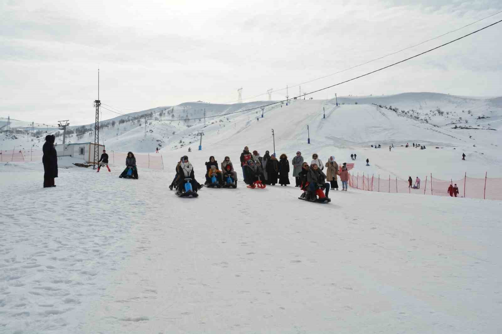 Kursiyer kadınlar kızakla kayıp halay çekmenin keyfini çıkardı
