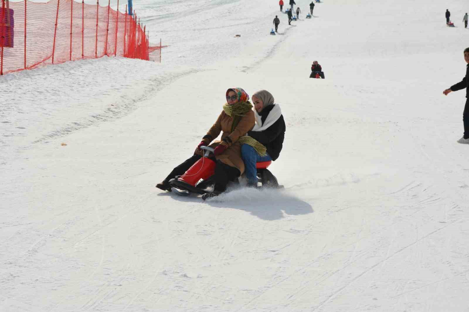 Kursiyer kadınlar kızakla kayıp halay çekmenin keyfini çıkardı
