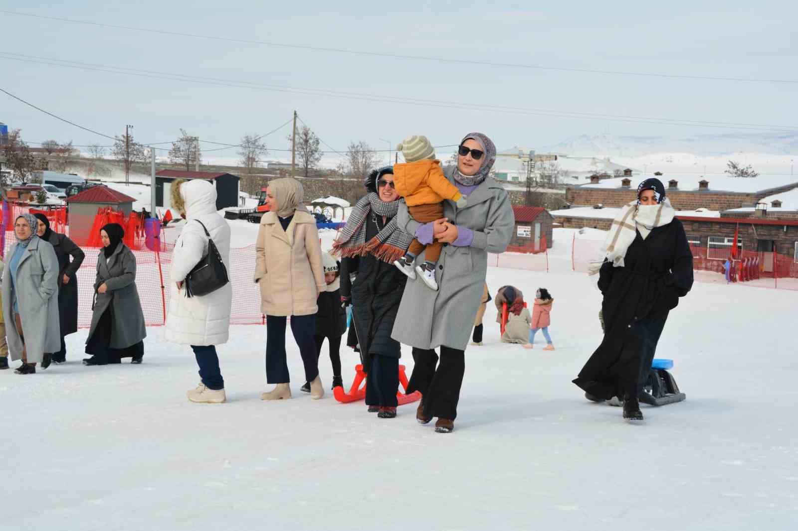 Kursiyer kadınlar kızakla kayıp halay çekmenin keyfini çıkardı
