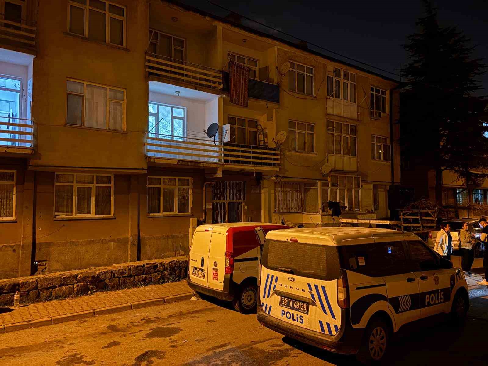 Kurşunlanan evde anne-oğul yaralandı
