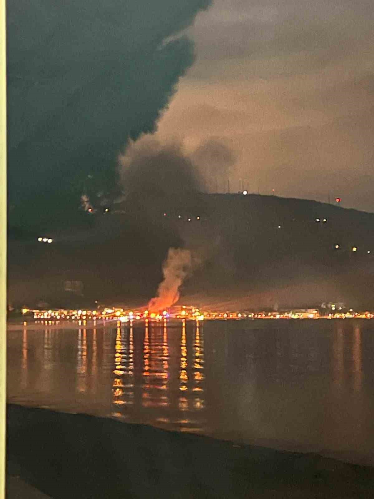 Kurşunlu Sahili’nde gece yarısı yangın paniği
