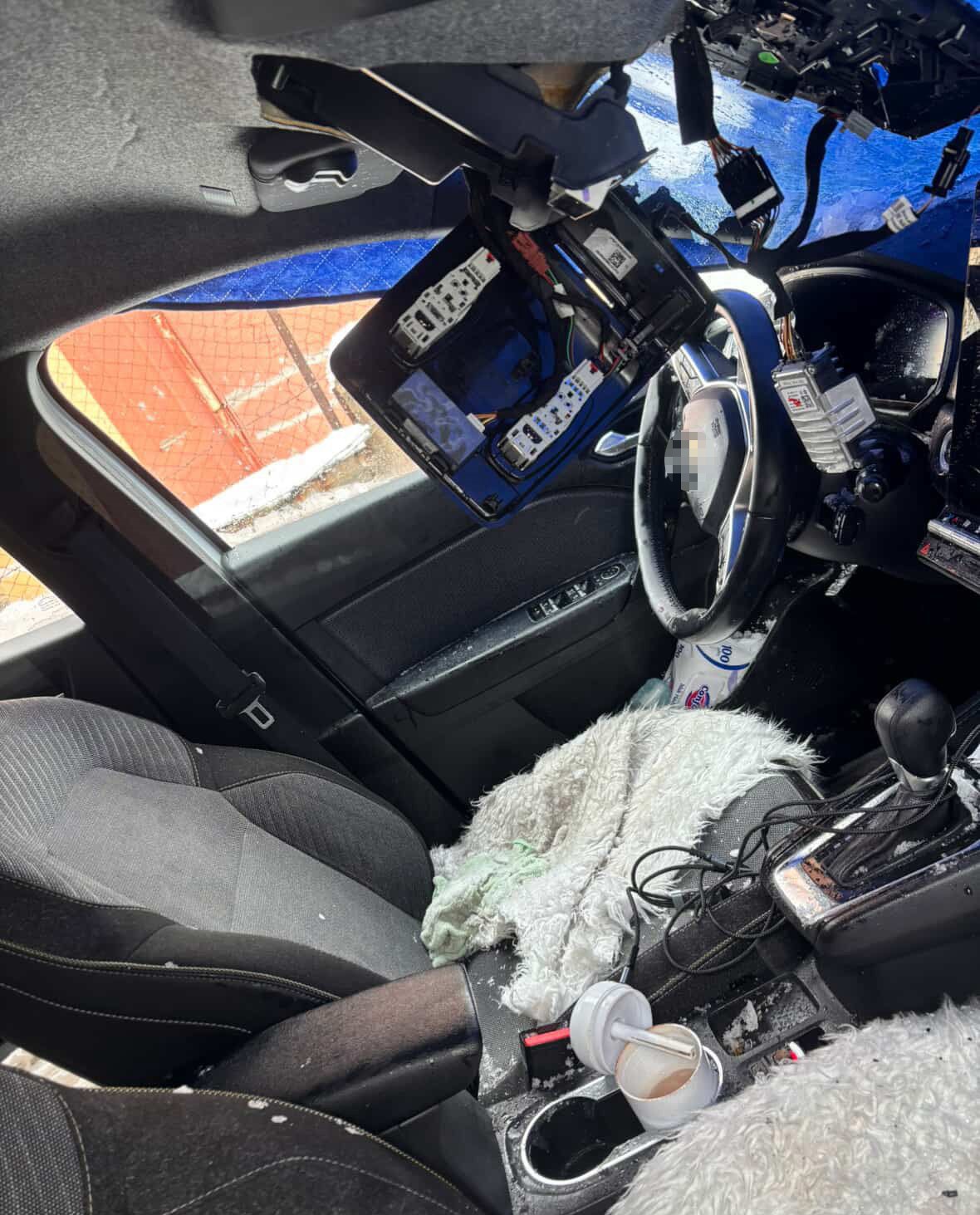 Kurtalan’da çatıdan düşen kar kütlesi aracı kullanılamaz hale getirdi
