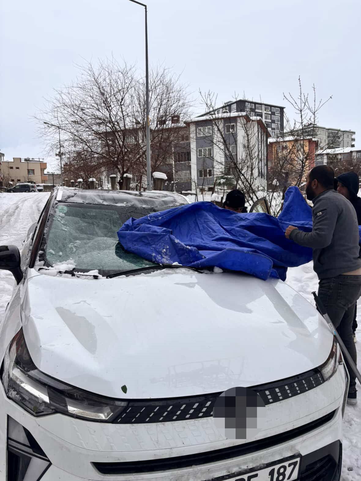 Kurtalan’da çatıdan düşen kar kütlesi aracı kullanılamaz hale getirdi
