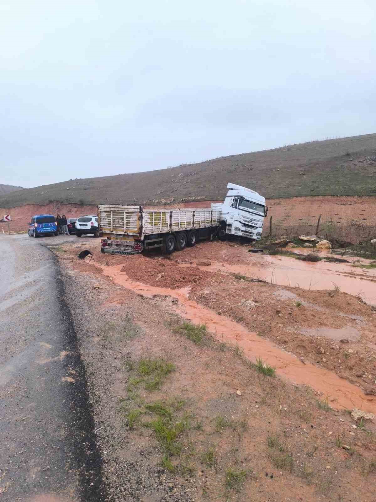 Kurtalan’da kontrolden çıkan kamyon yol kenarına savruldu
