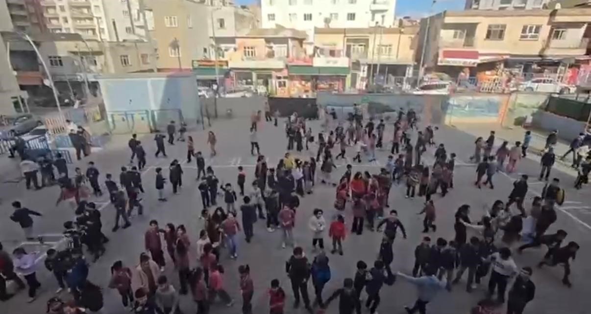 Kurtalan’da öğrenciler "Kabe’de Hacılar" ilahisine hep birlikte eşlik etti
