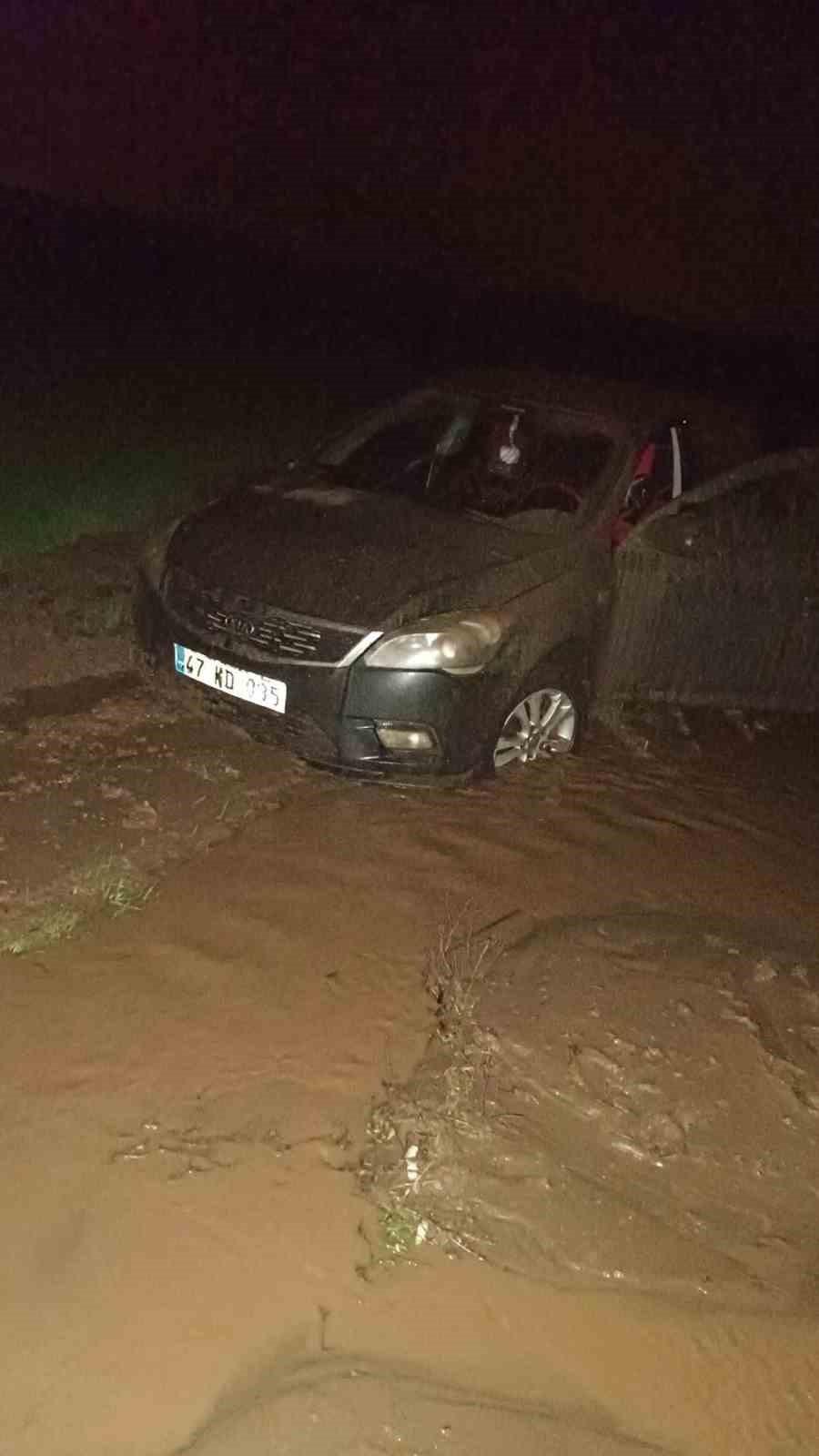 Kurtalan’da otomobil çamura saplandı
