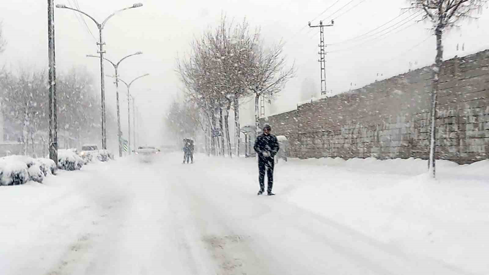 Kurubaş Geçidi’nde kar yağışı ve sis etkili oluyor
