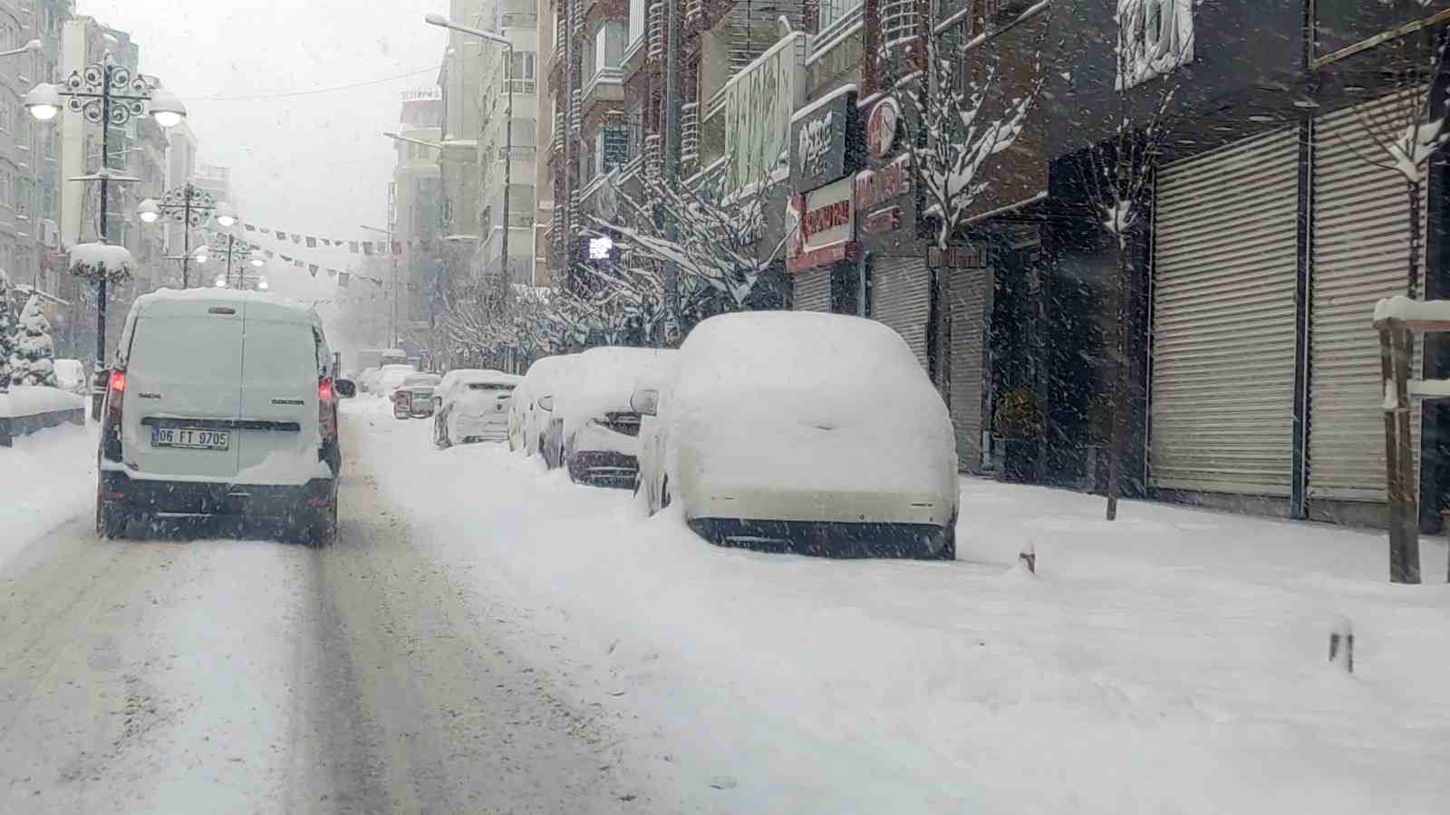 Kurubaş Geçidi’nde kar yağışı ve sis etkili oluyor
