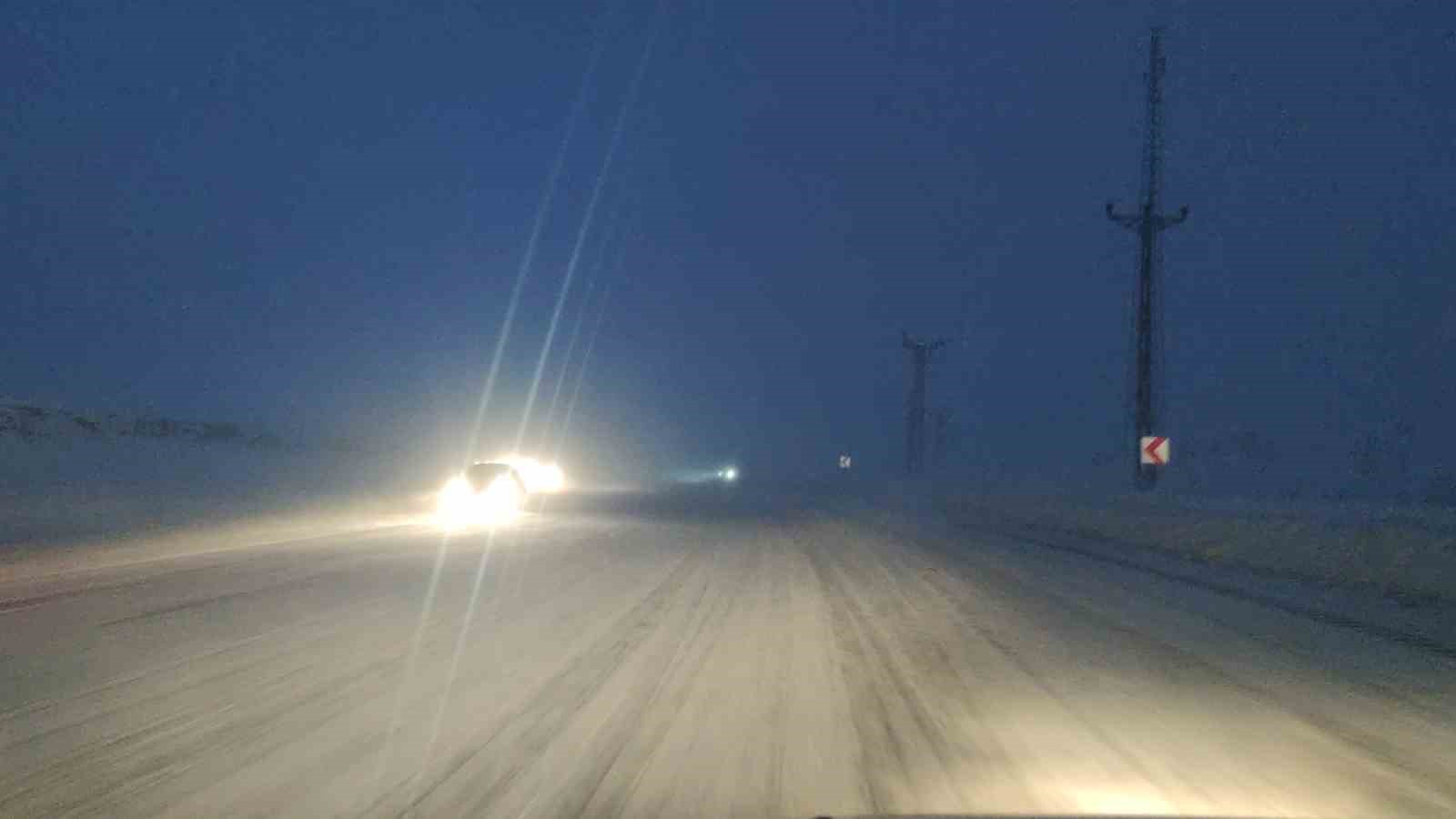 Kurubaş Geçidi’nde tipi etkili oluyor
