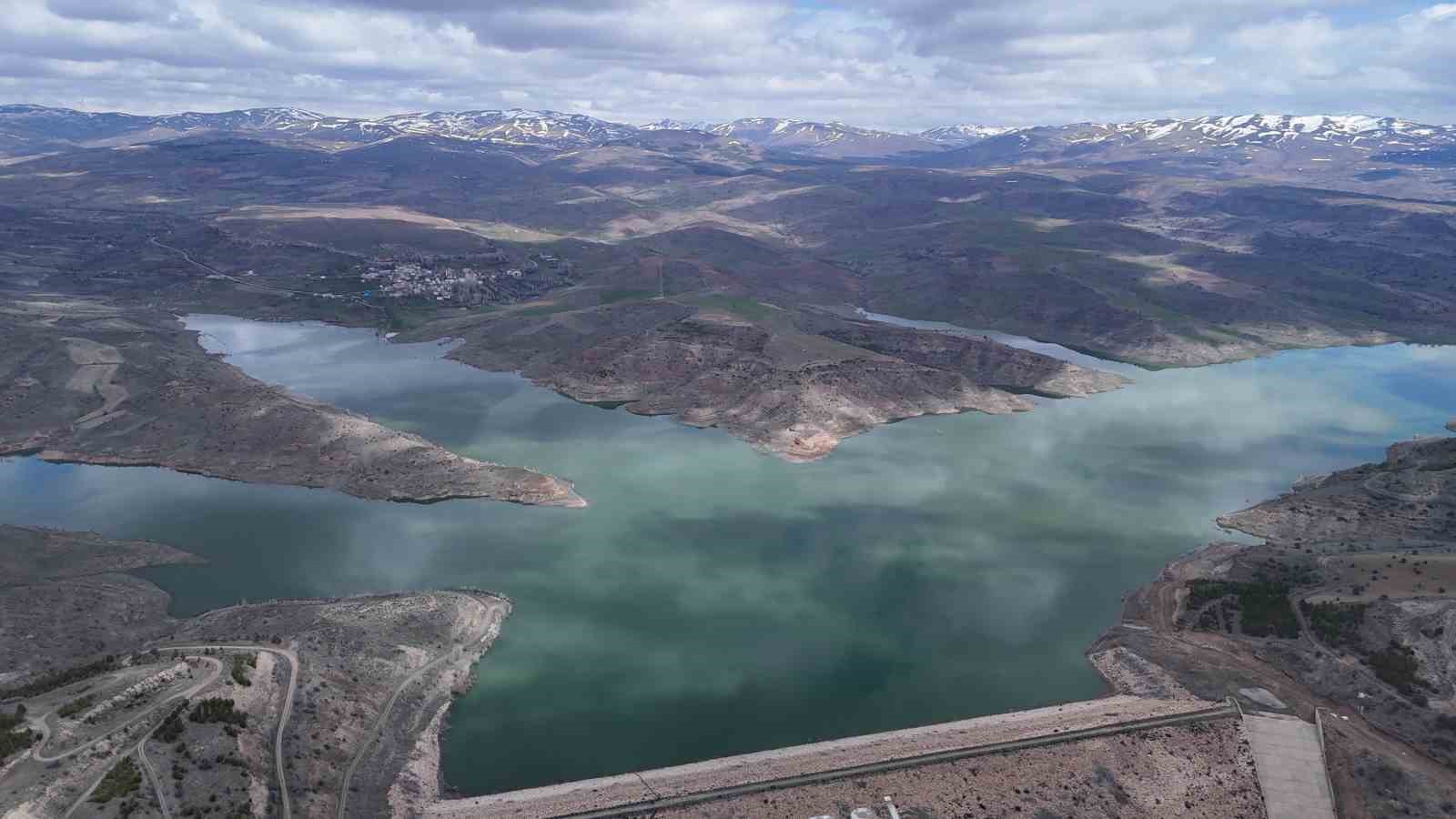 Kuruma noktasına gelen göl, üç ayda doldu taştı
