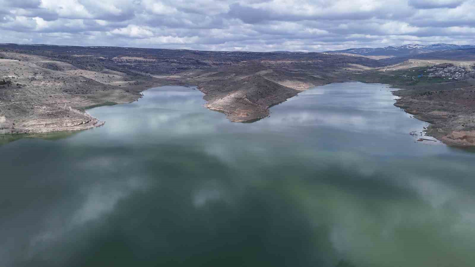 Kuruma noktasına gelen göl, üç ayda doldu taştı
