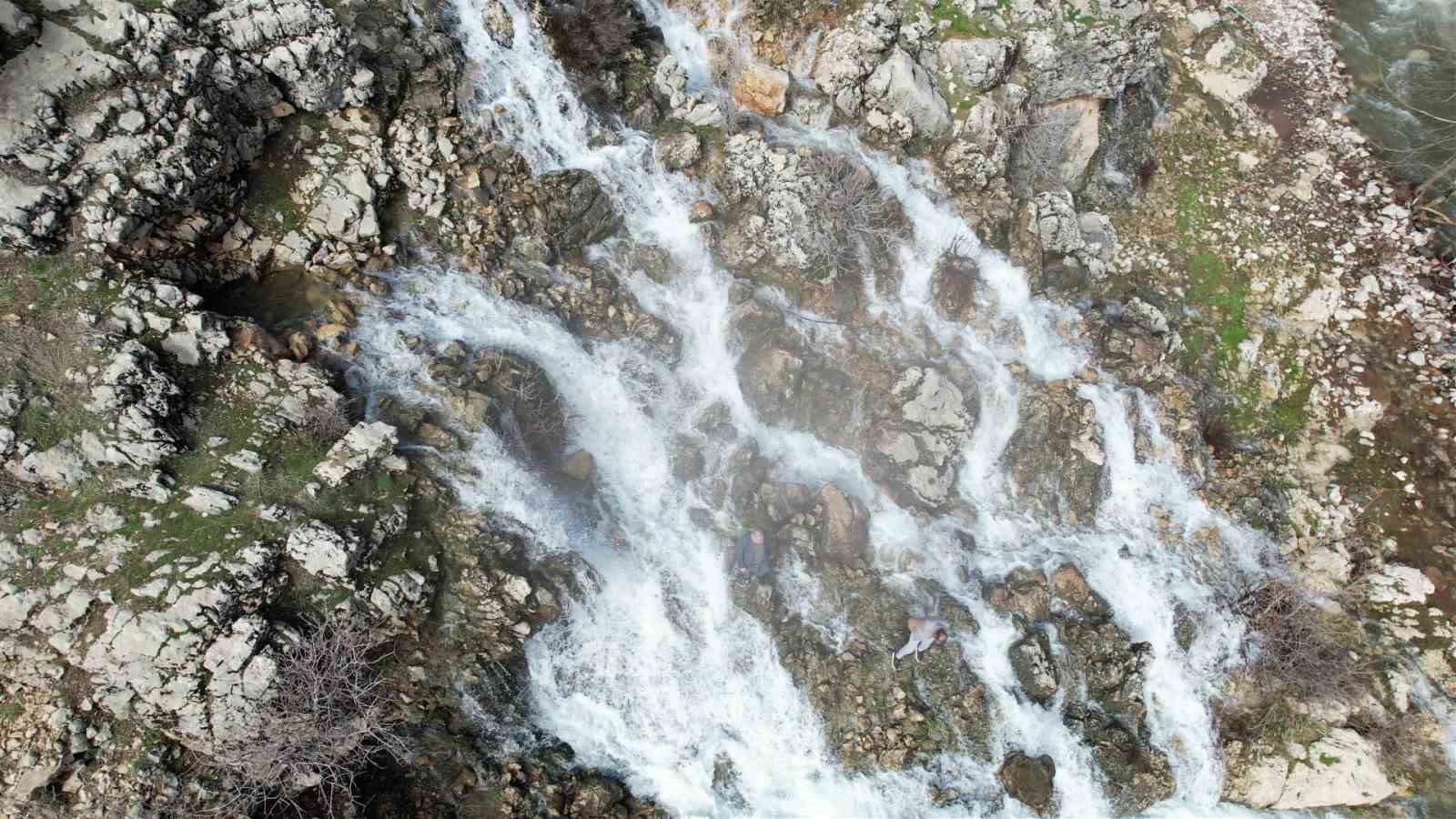 Kurumak üzere olan su kaynağı çağlayana dönüştü
