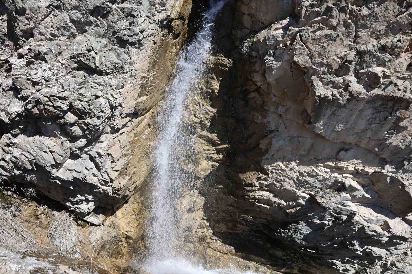 Kuruyan 30 yıllık şelale, yağışlarla birlikte yeniden canlandı
