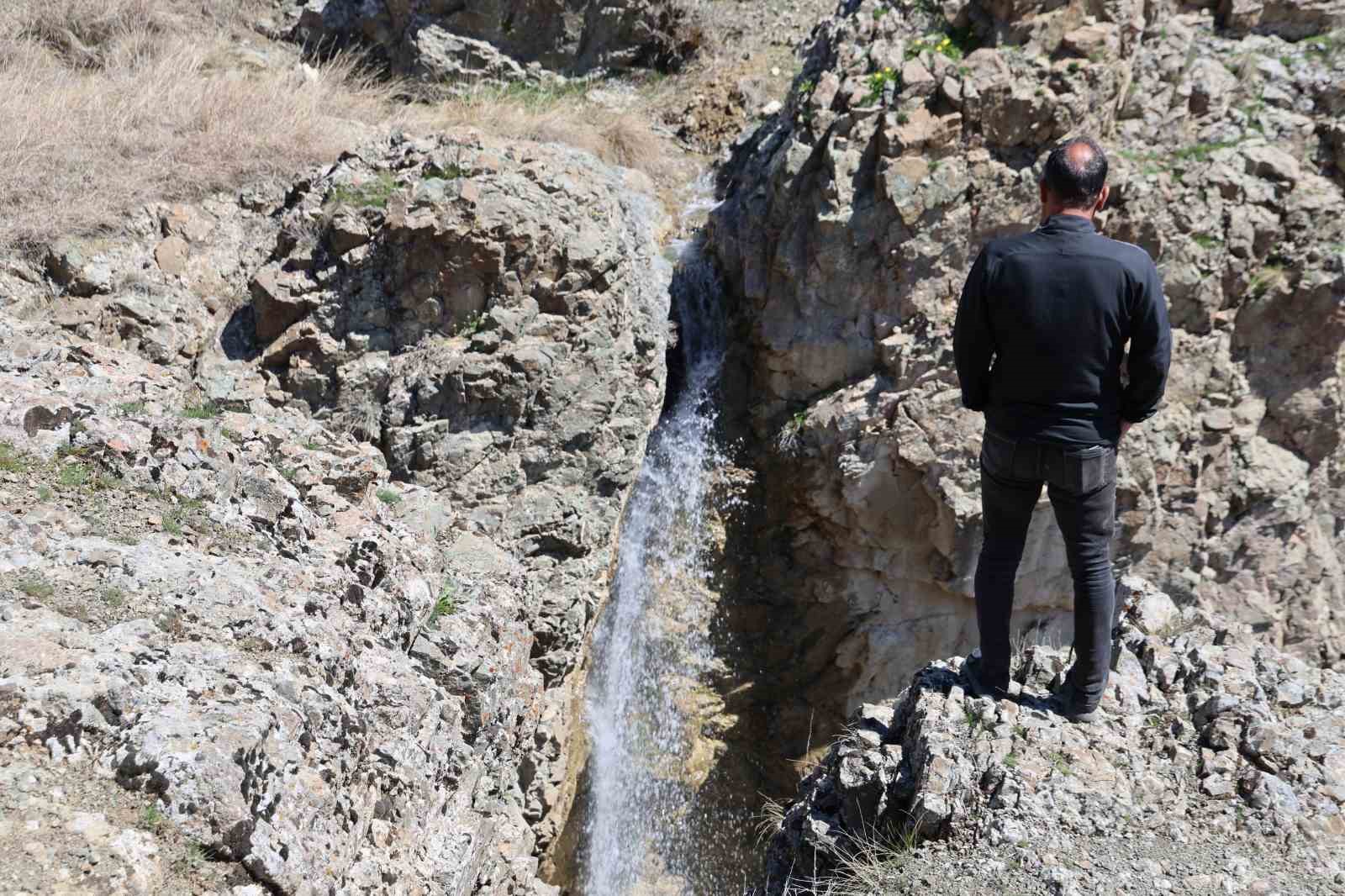 Kuruyan 30 yıllık şelale, yağışlarla birlikte yeniden canlandı
