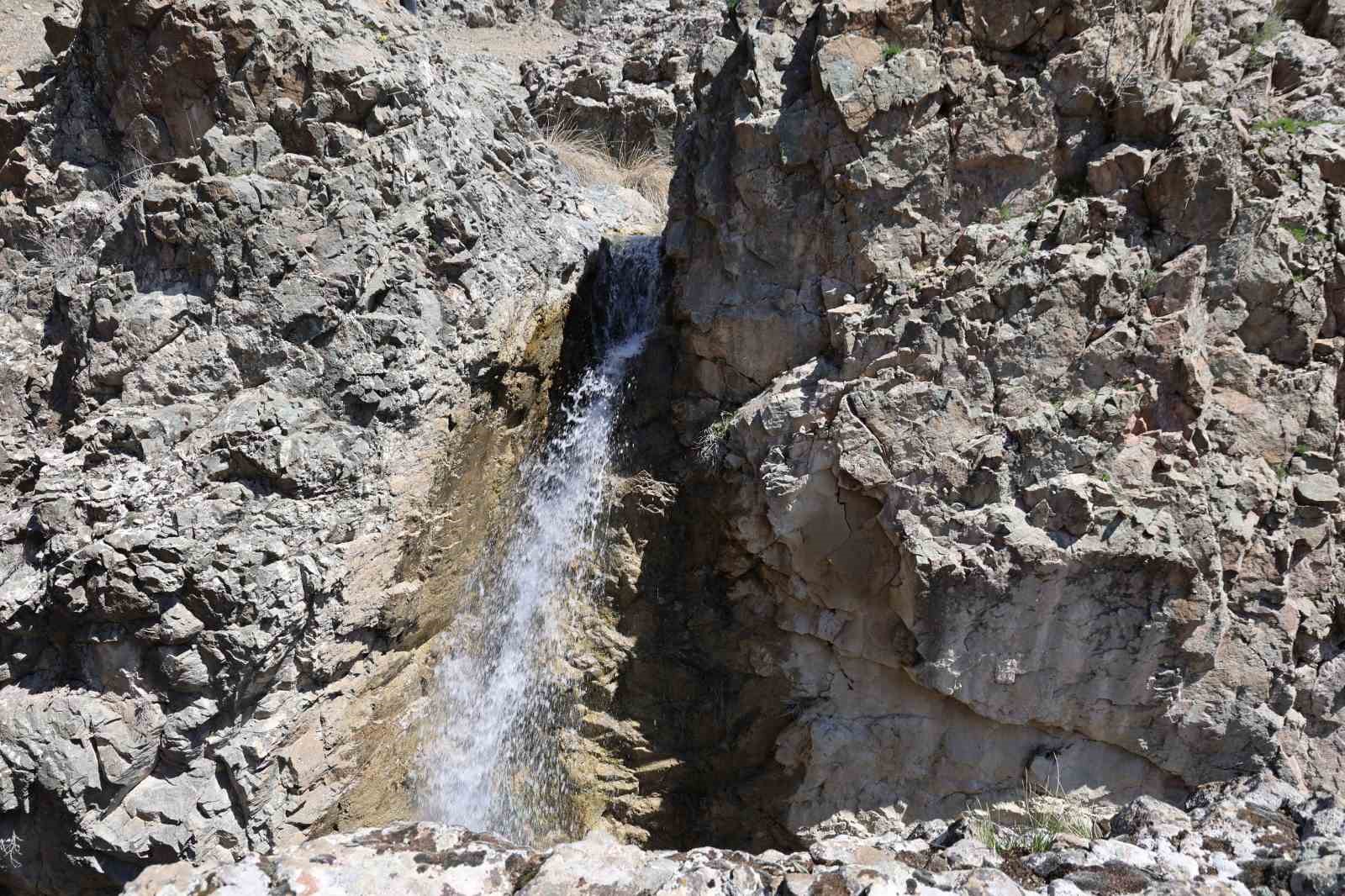 Kuruyan 30 yıllık şelale, yağışlarla birlikte yeniden canlandı
