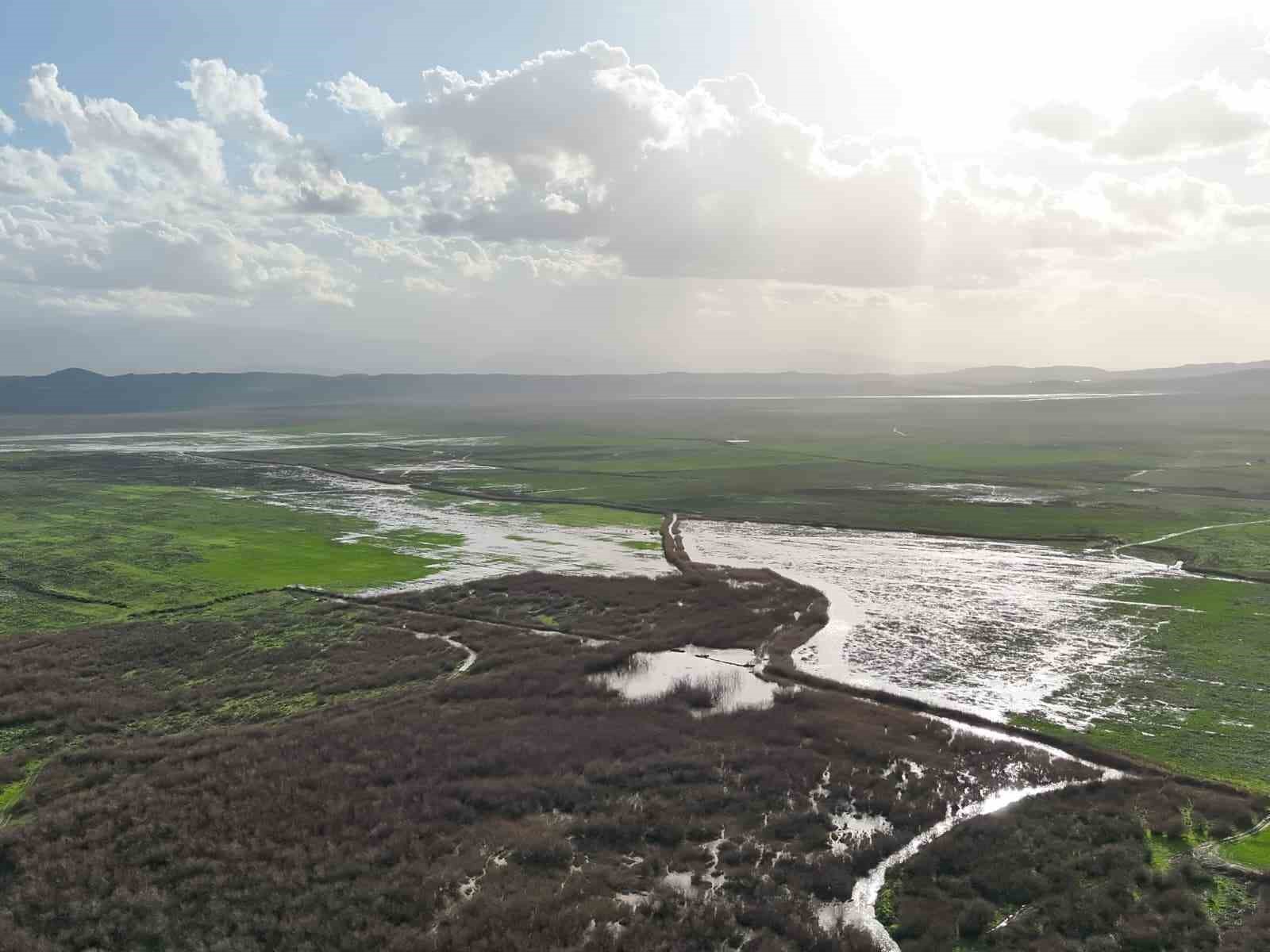 Kuruyan Marmara Gölü’ne yeniden su girişi başladı
