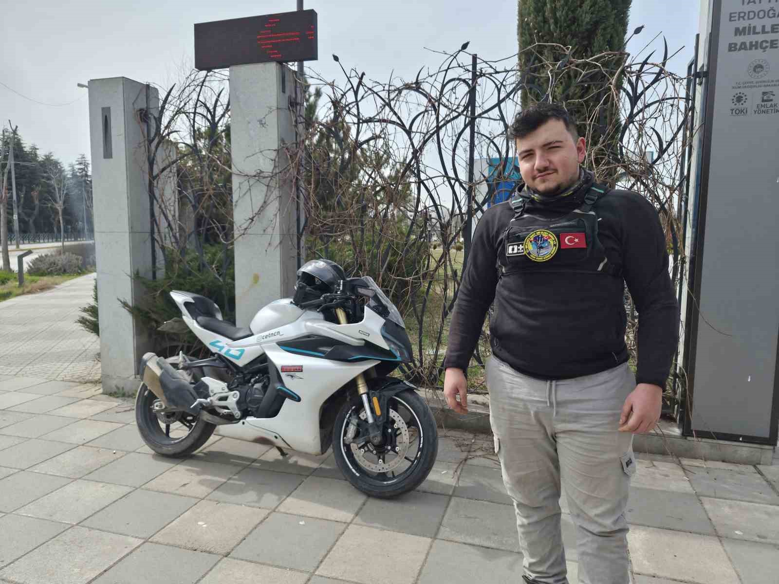 Kurye ile polis arasında komik ceza diyaloğu: "Kaçarsanız yakalarım"
Kurye ile polis arasında komik ceza diyaloğu: "Kaçarsanız yakalarım"