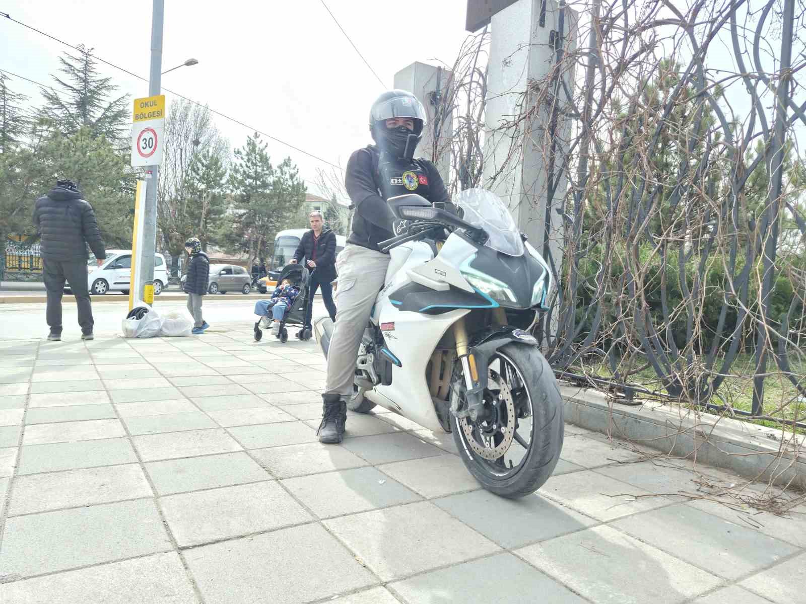 Kurye ile polis arasında komik ceza diyaloğu: "Kaçarsanız yakalarım"
Kurye ile polis arasında komik ceza diyaloğu: "Kaçarsanız yakalarım"