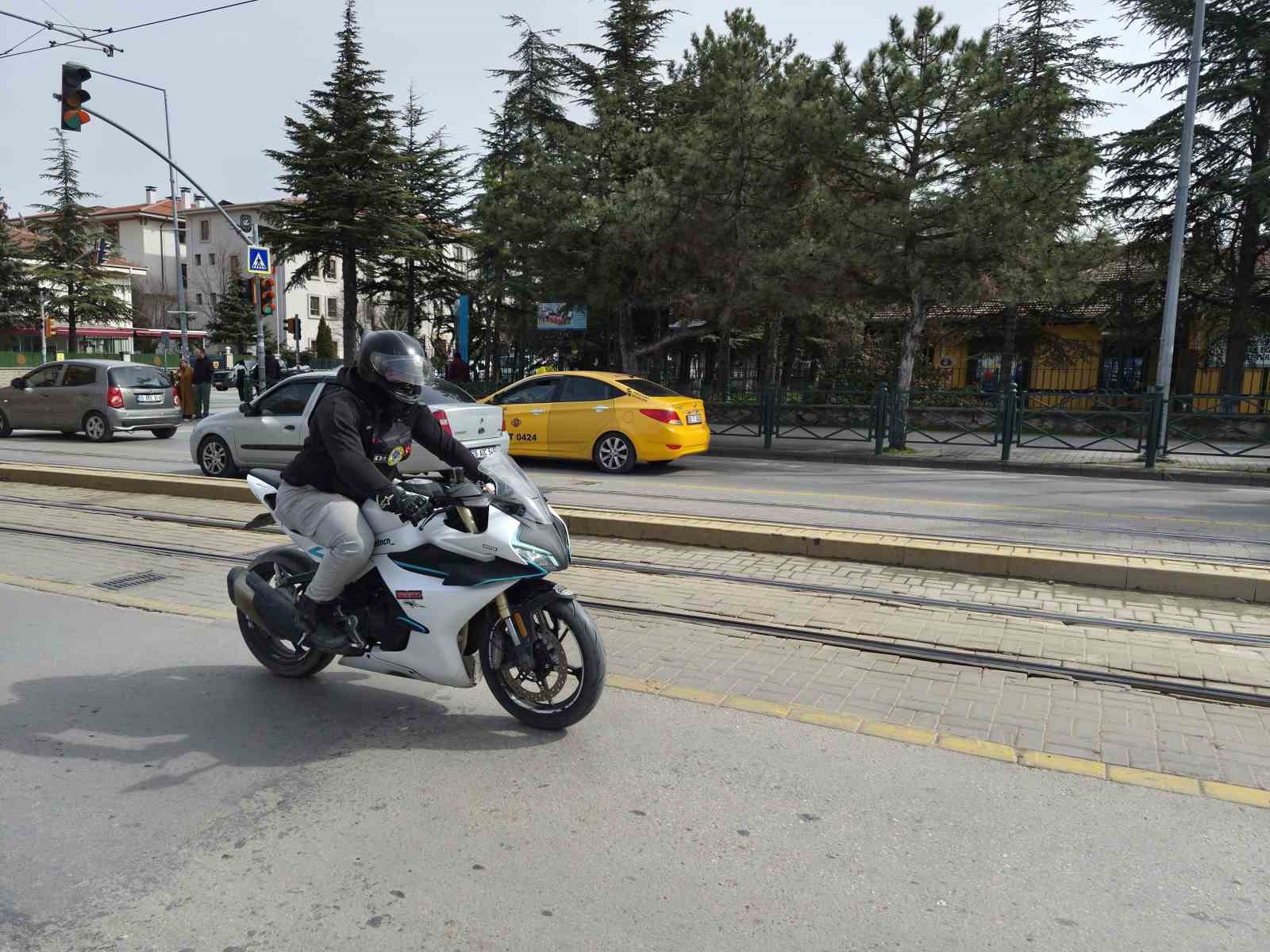 Kurye ile polis arasında komik ceza diyaloğu: "Kaçarsanız yakalarım"
Kurye ile polis arasında komik ceza diyaloğu: "Kaçarsanız yakalarım"