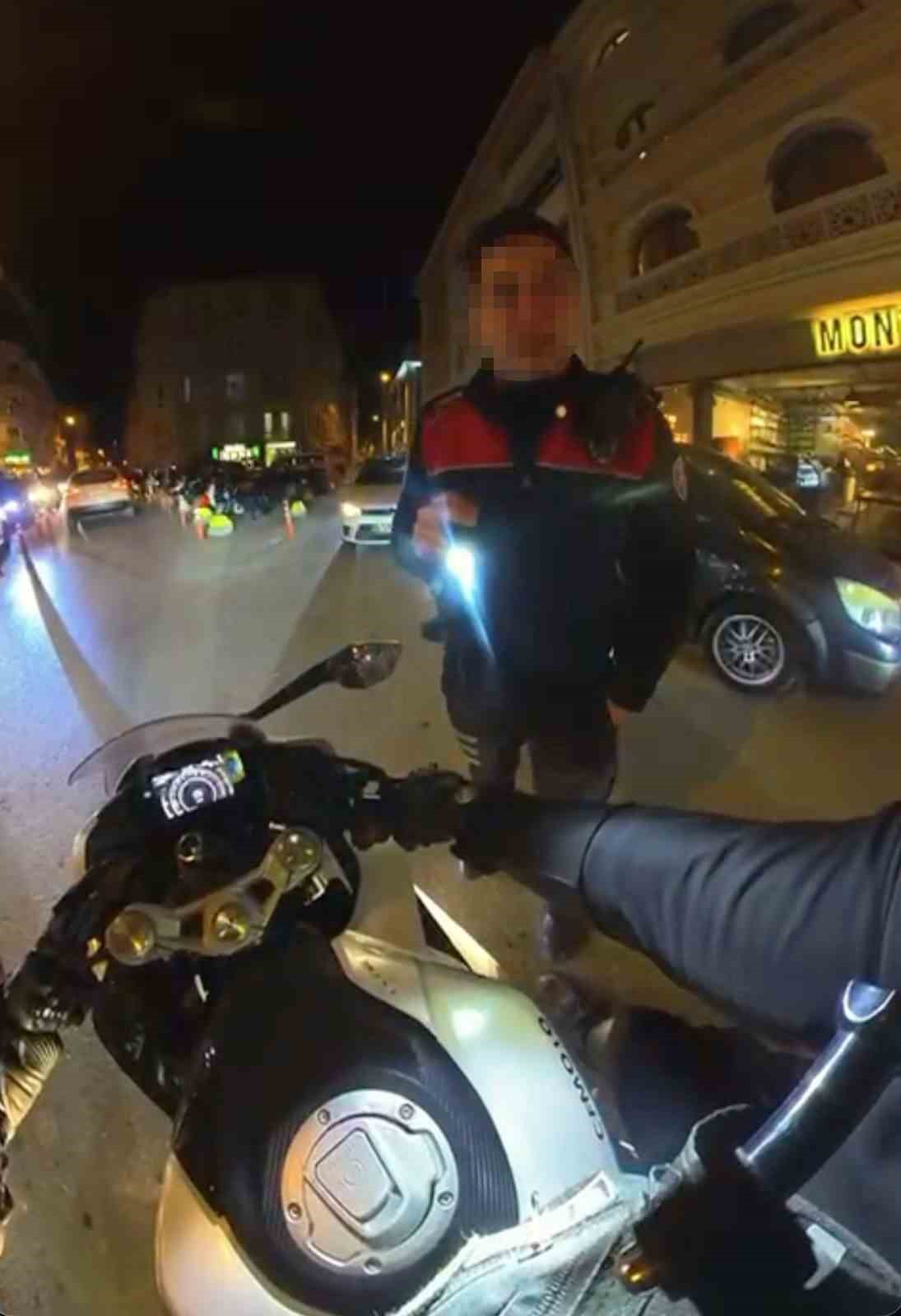 Kurye ile polis arasında komik ceza diyaloğu: "Kaçarsanız yakalarım"
Kurye ile polis arasında komik ceza diyaloğu: "Kaçarsanız yakalarım"