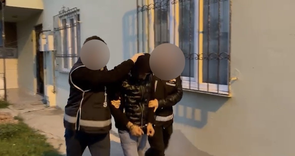 Kurye kılığıyla girdiler, silahla alıkoydular... Özel Harekat kapıları koçbaşıyla kırdı
