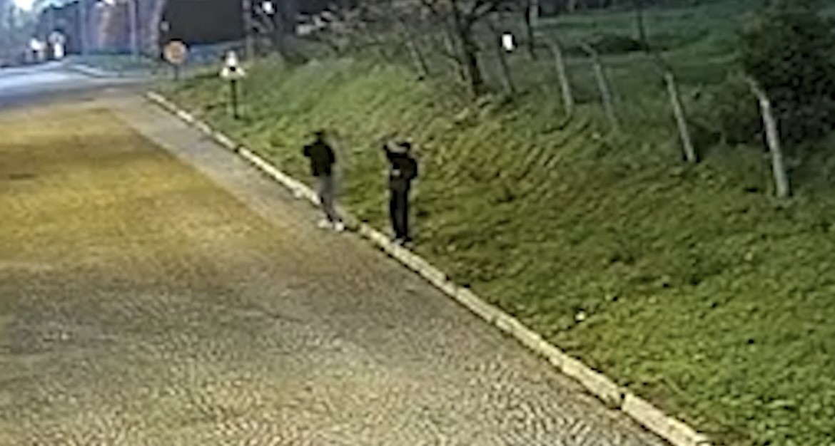 Kurye kılığıyla girdiler, silahla alıkoydular... Özel Harekat kapıları koçbaşıyla kırdı
