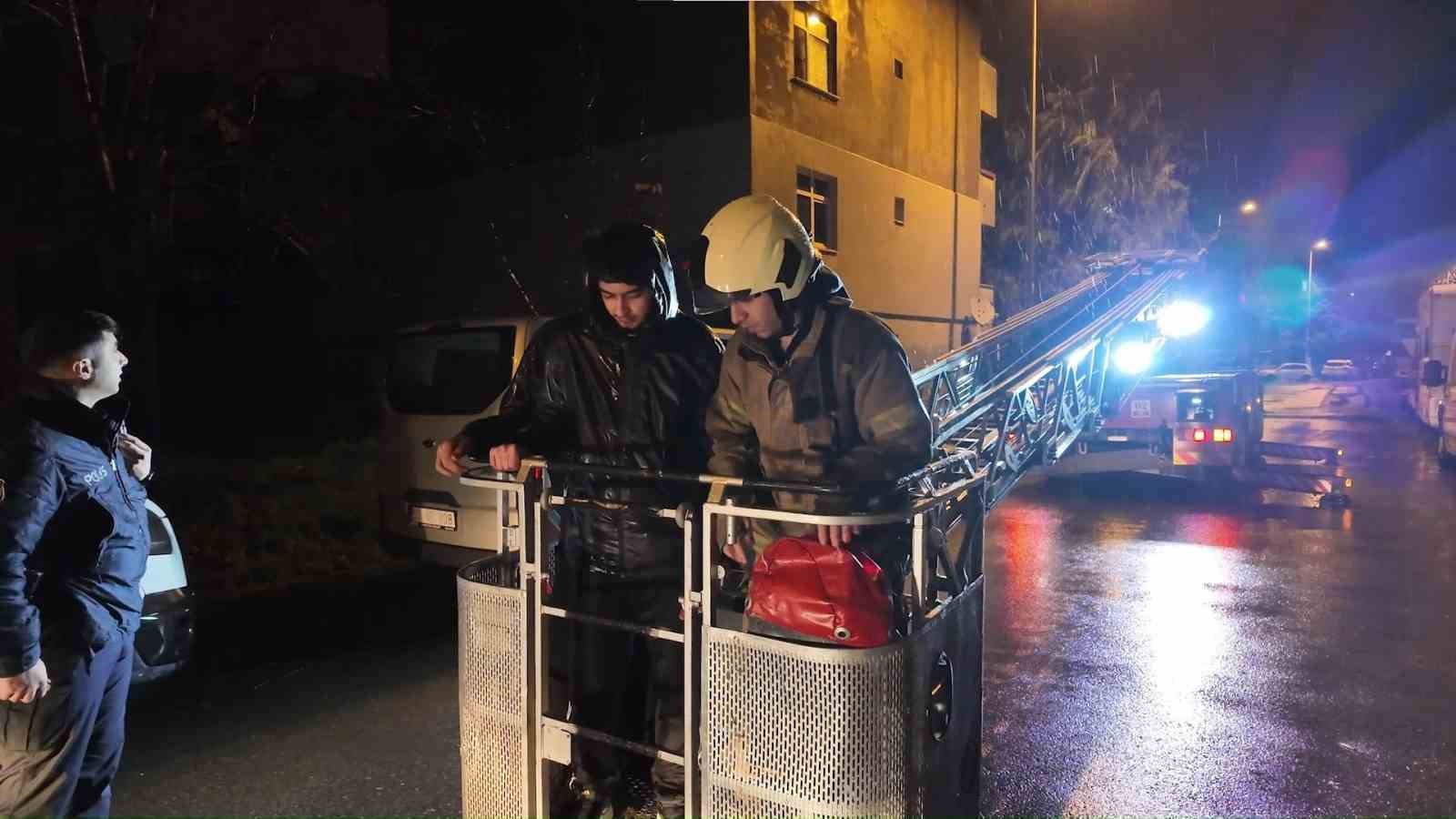 Kuş beslerken çatıda mahsur kalan gençleri itfaiye kurtardı
