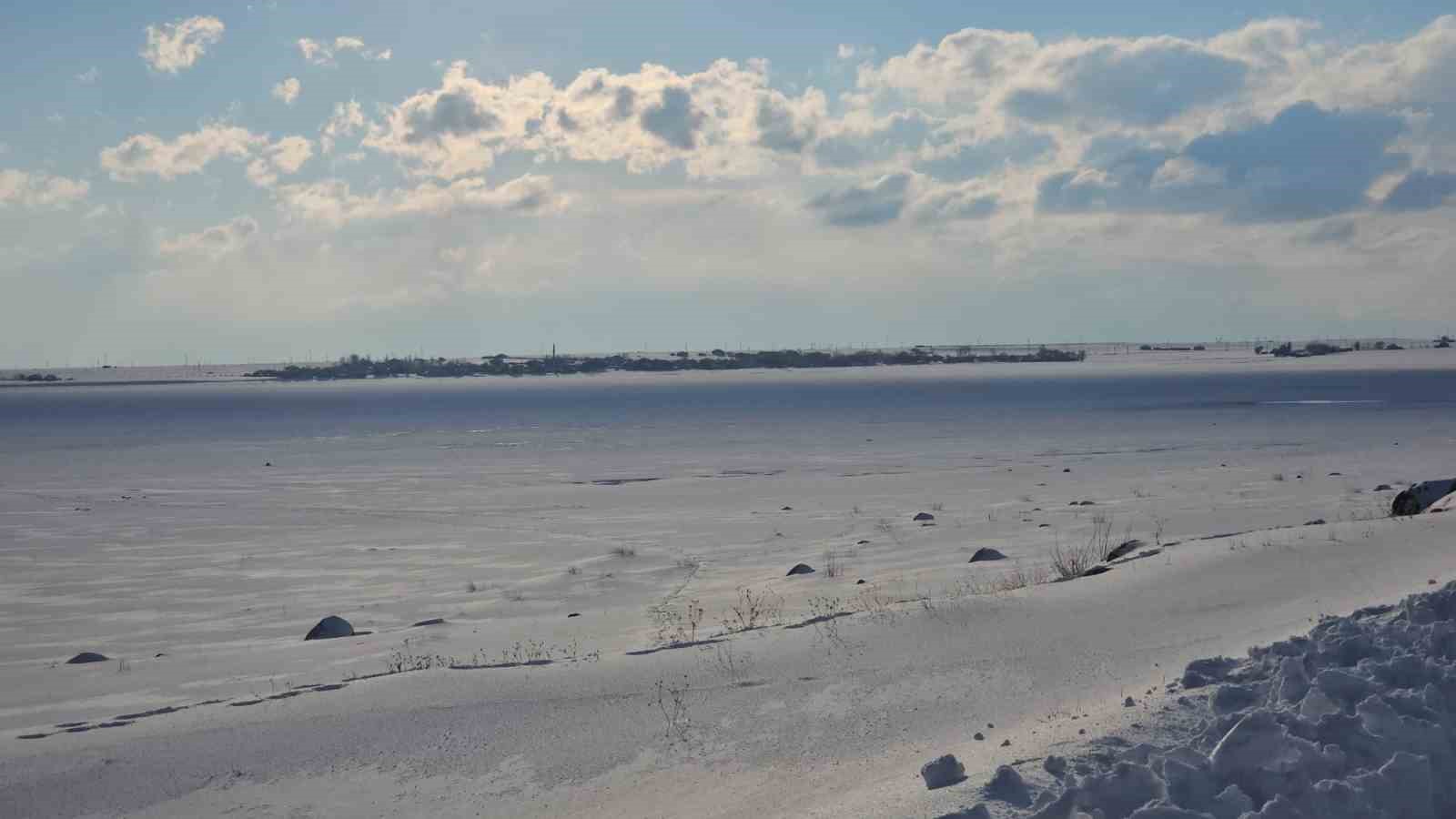 ‘Kuş cenneti’ Arin Gölü tamamen dondu
