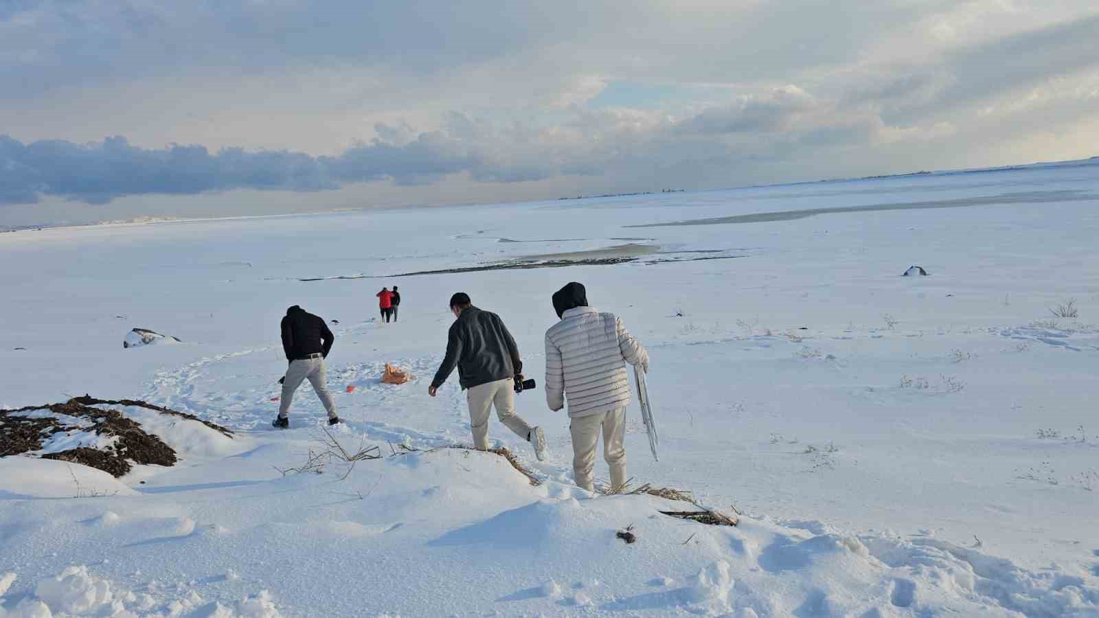 ‘Kuş cenneti’ Arin Gölü tamamen dondu
