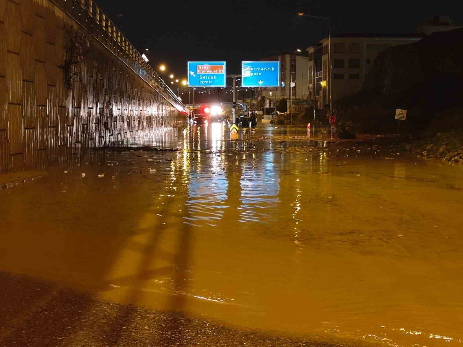 Kuşadası Belediyesi ekipleri yağmurun ilk anından itibaren sahadaydı
