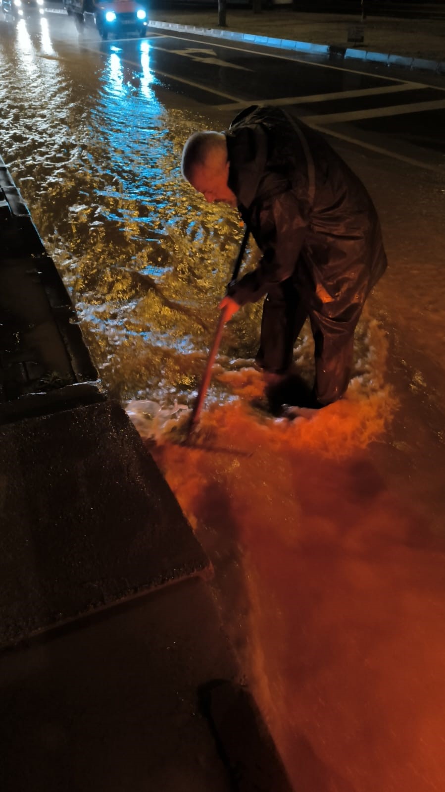 Kuşadası Belediyesi ekipleri yağmurun ilk anından itibaren sahadaydı
