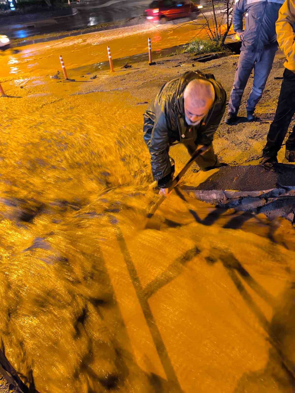 Kuşadası Belediyesi ekipleri yağmurun ilk anından itibaren sahadaydı
