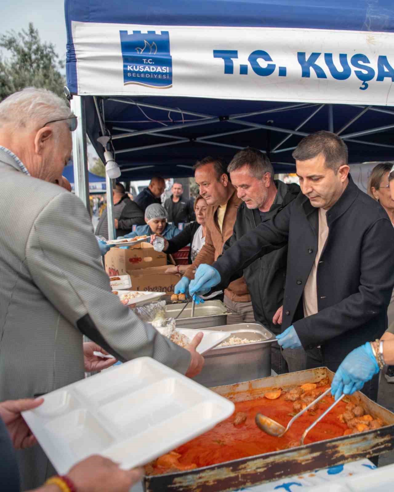 Kuşadası Belediyesi’nden Ramazan ayı boyunca 18 bin kişilik iftar yemeği
