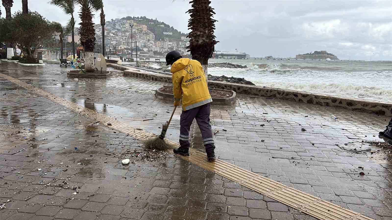 Kuşadası Belediyesi’nden sağanak ve fırtına mesaisi
