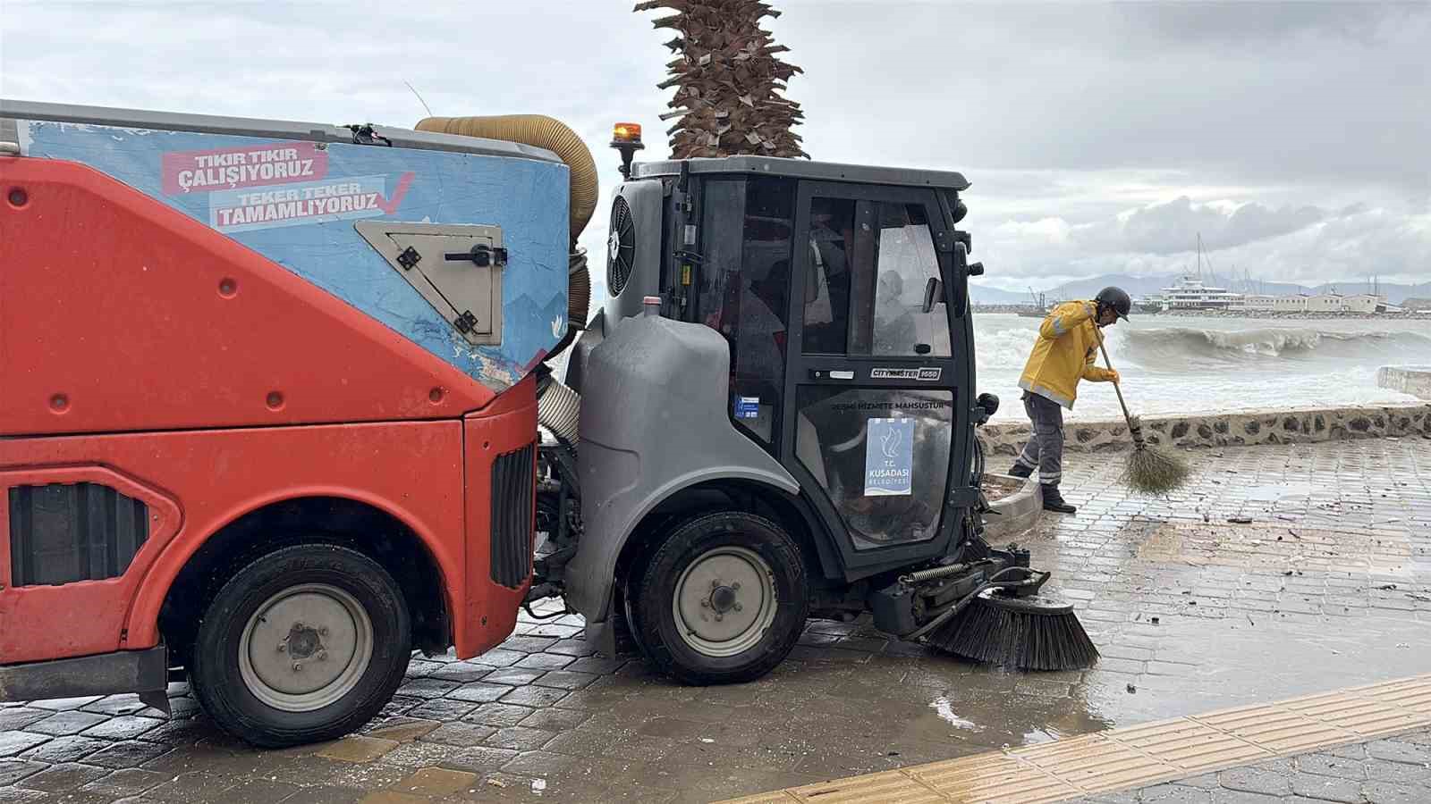 Kuşadası Belediyesi’nden sağanak ve fırtına mesaisi
