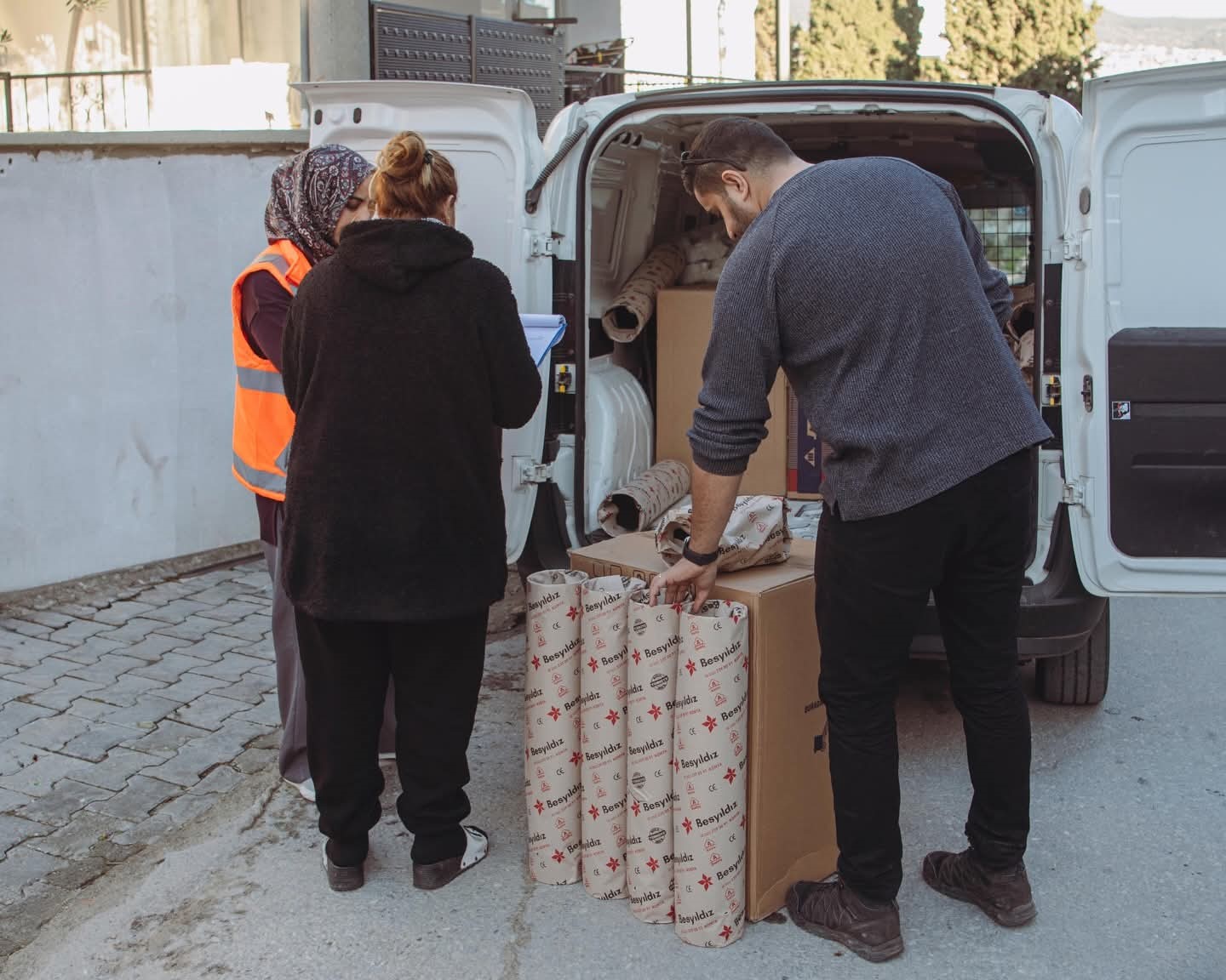 Kuşadası Belediyesi’nin soba yardımı başladı
