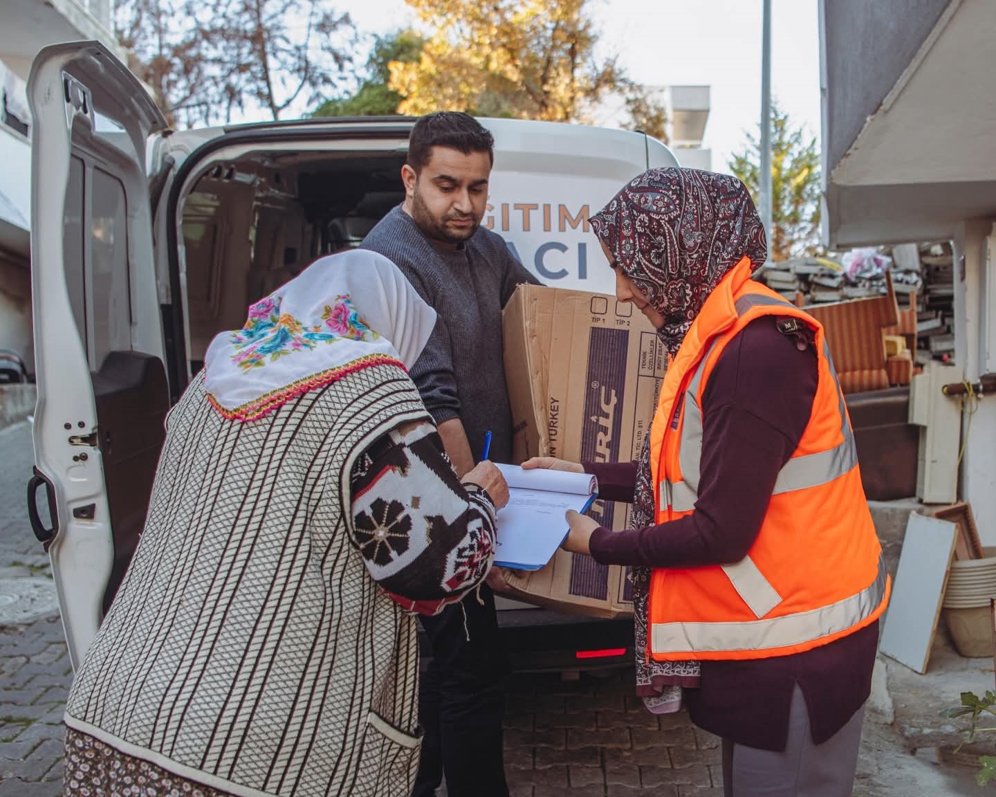 Kuşadası Belediyesi’nin soba yardımı başladı
