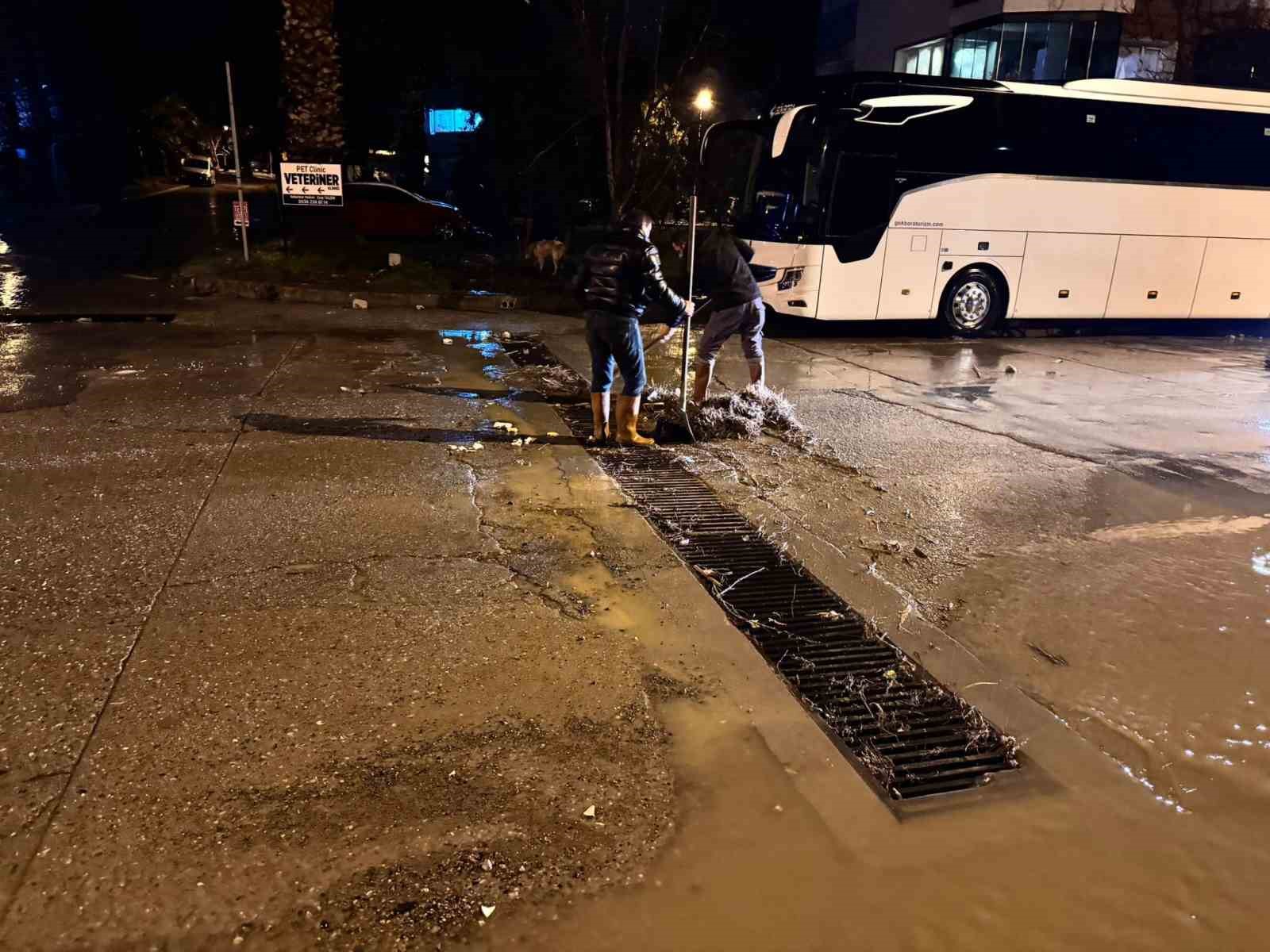 Kuşadası Belediyesi’nin ’yağmur’ mesaisi aralıksız sürüyor
Kuşadası Belediyesi’nin ’yağmur’ mesaisi aralıksız sürüyor