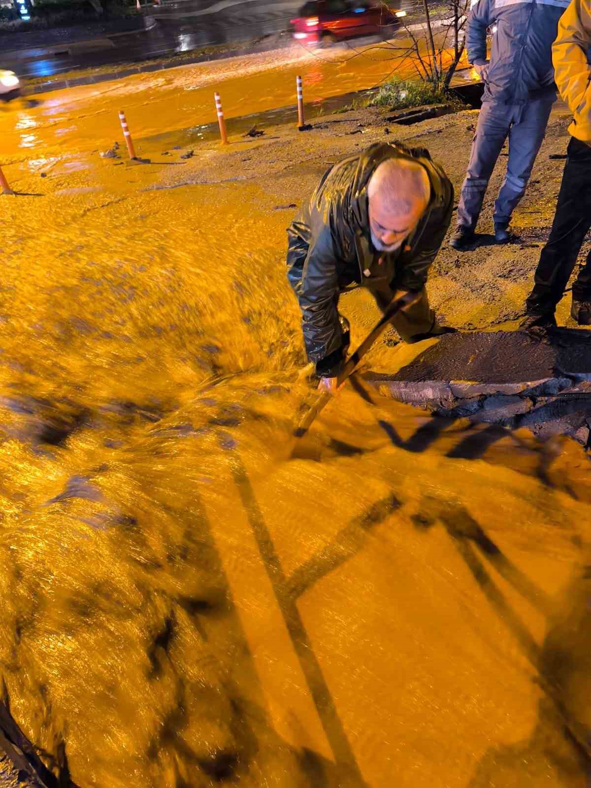 Kuşadası Belediyesi’nin ’yağmur’ mesaisi aralıksız sürüyor
Kuşadası Belediyesi’nin ’yağmur’ mesaisi aralıksız sürüyor