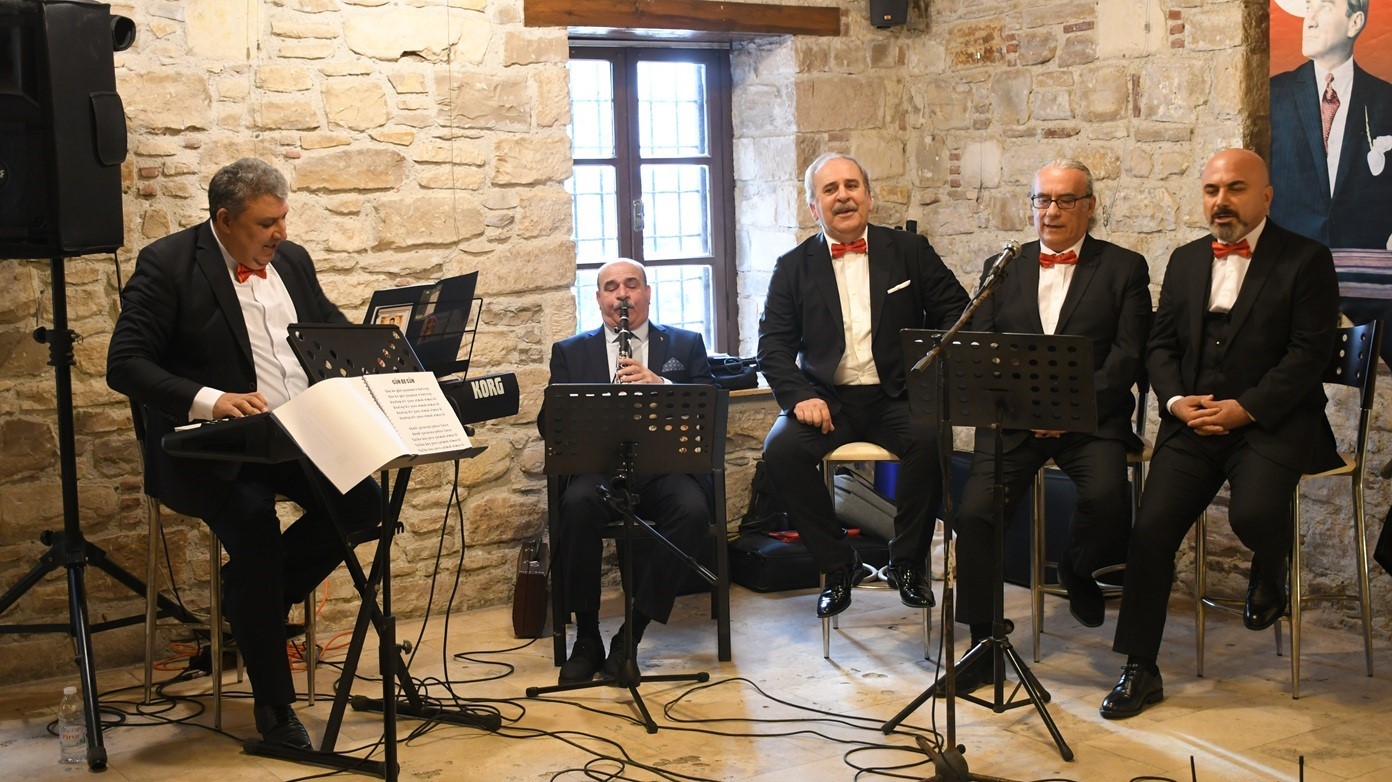 Kuşadası Sevgililer Günü’nü İbramaki Sanat Galerisi’nde müzikle karşıladı
