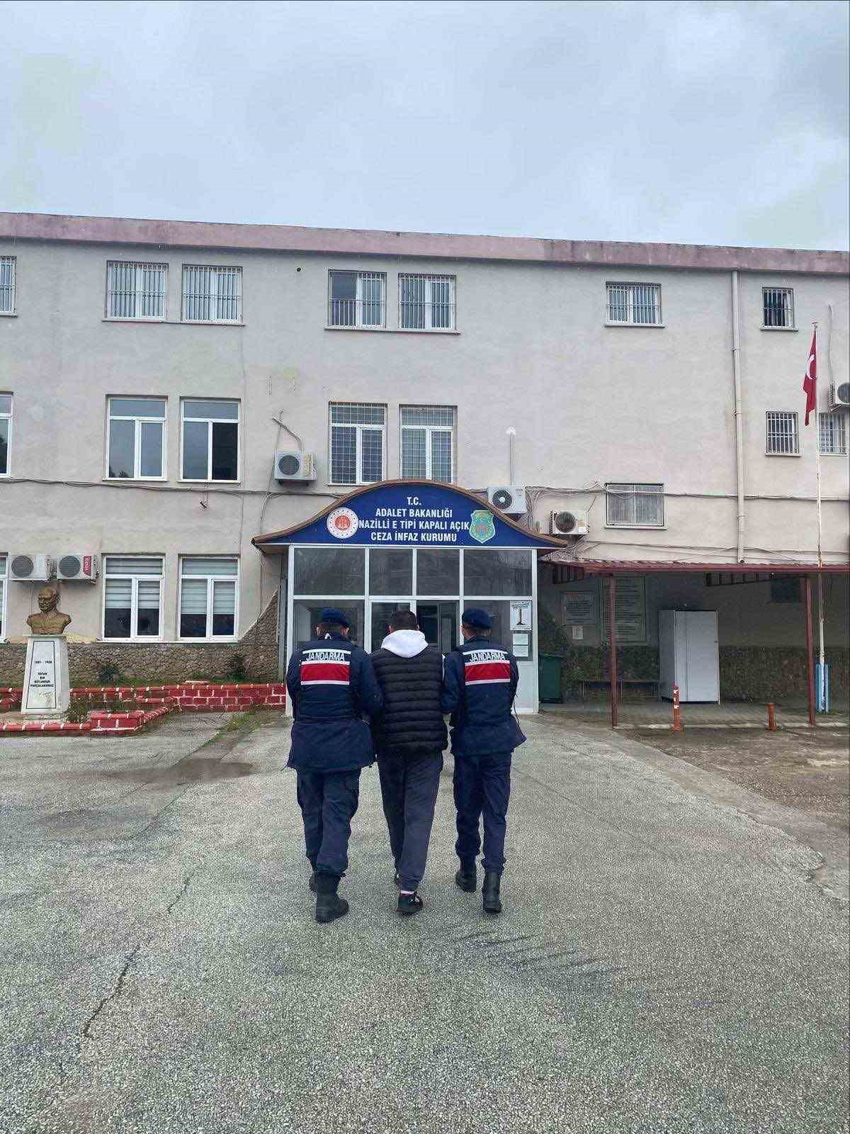 Kuşadası ve Nazilli’de aranan 2 şahıs yakalandı
