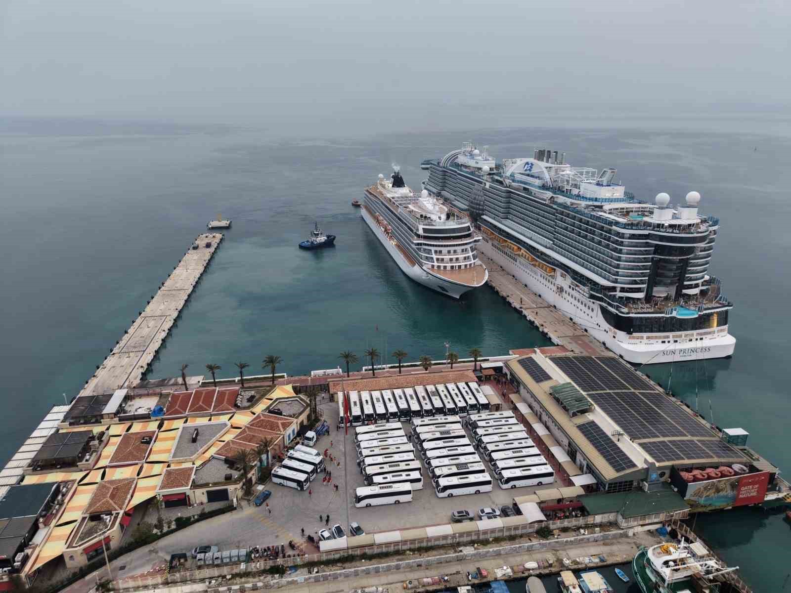 Kuşadası’na 2 kruvaziyer 5 bin 297 turist getirdi
