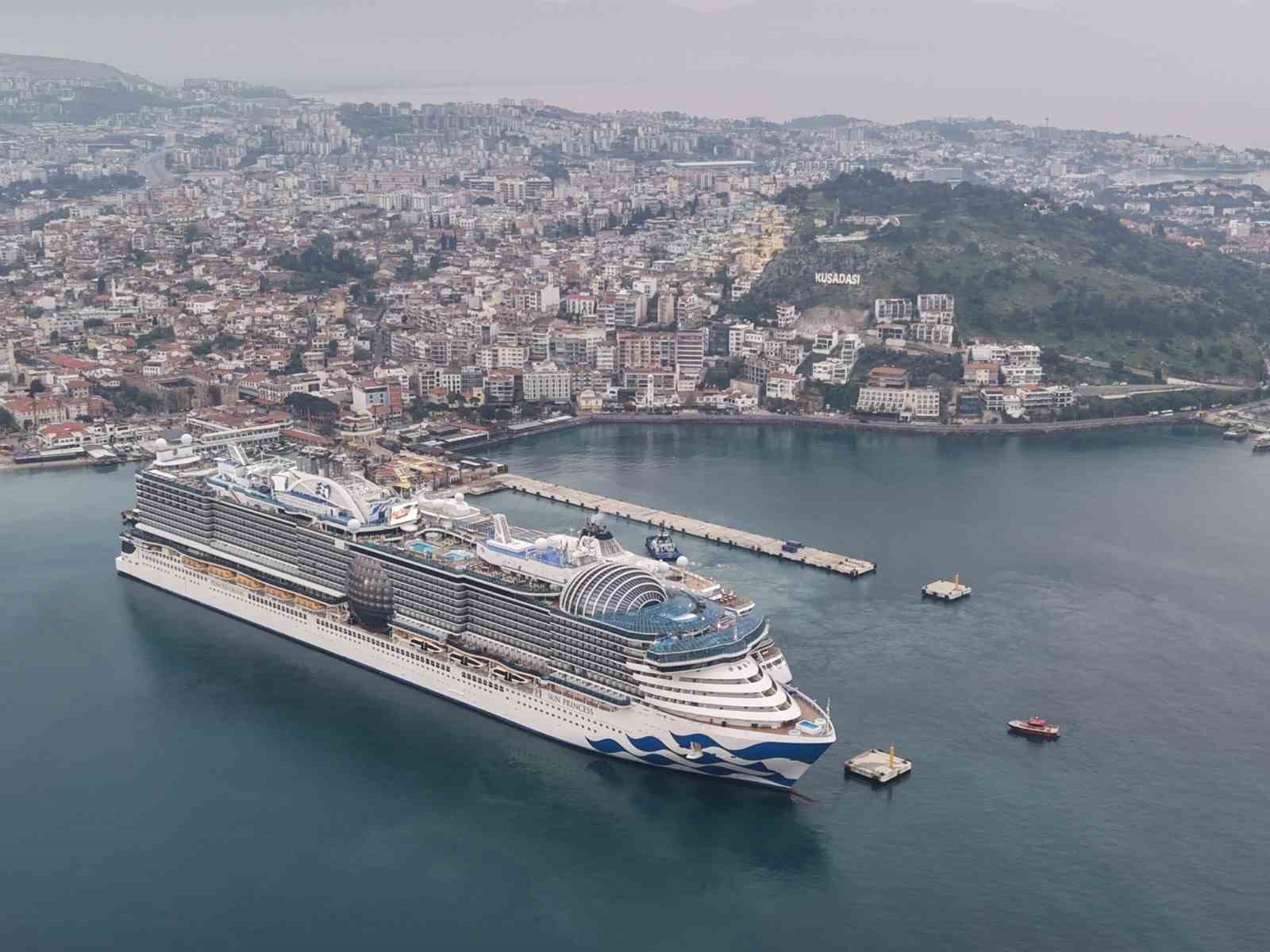 Kuşadası’na 2 kruvaziyer 5 bin 297 turist getirdi
