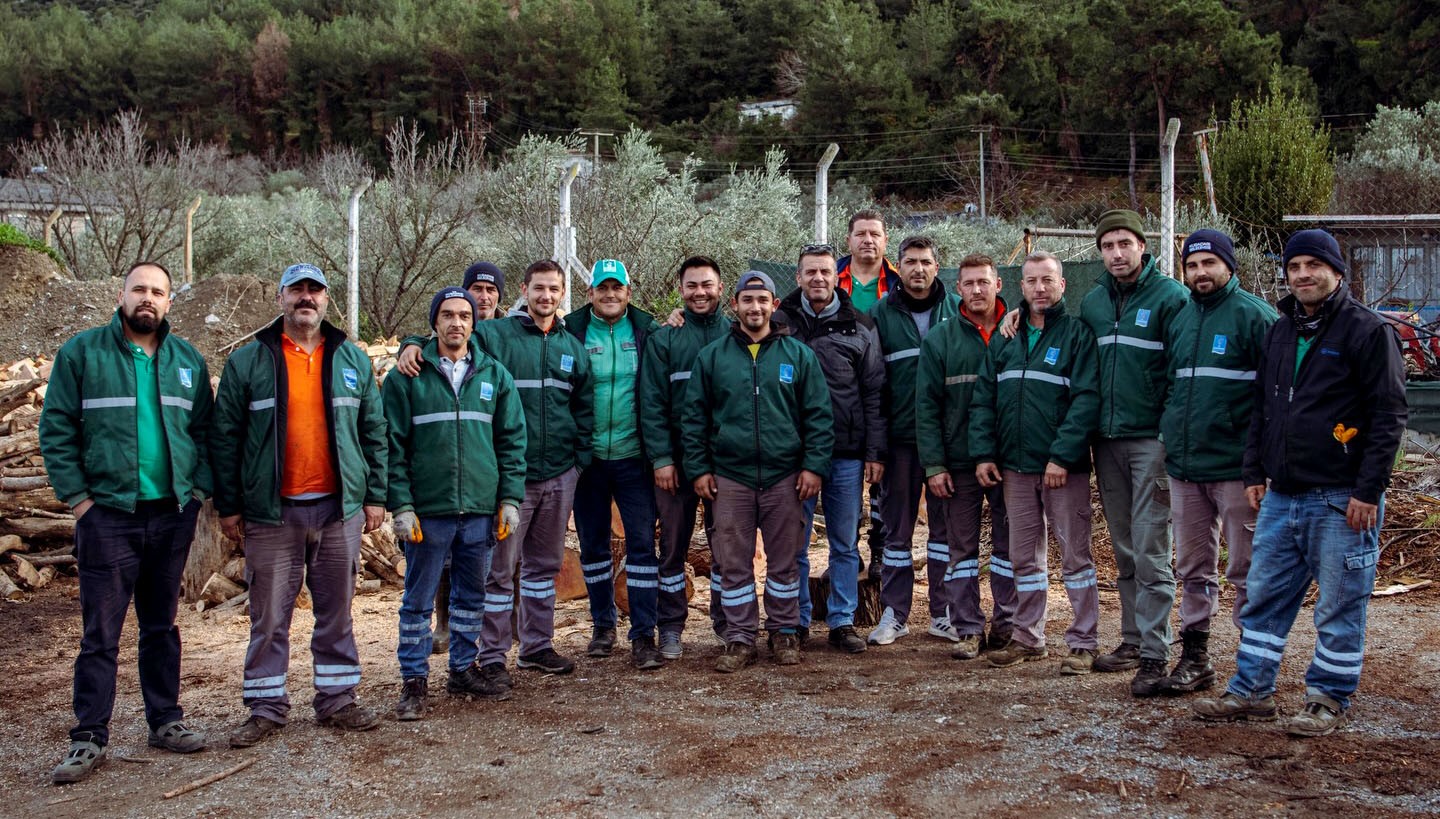 Kuşadası’nda ağaç atıkları ihtiyaç sahipleri için yakacağa dönüşüyor
