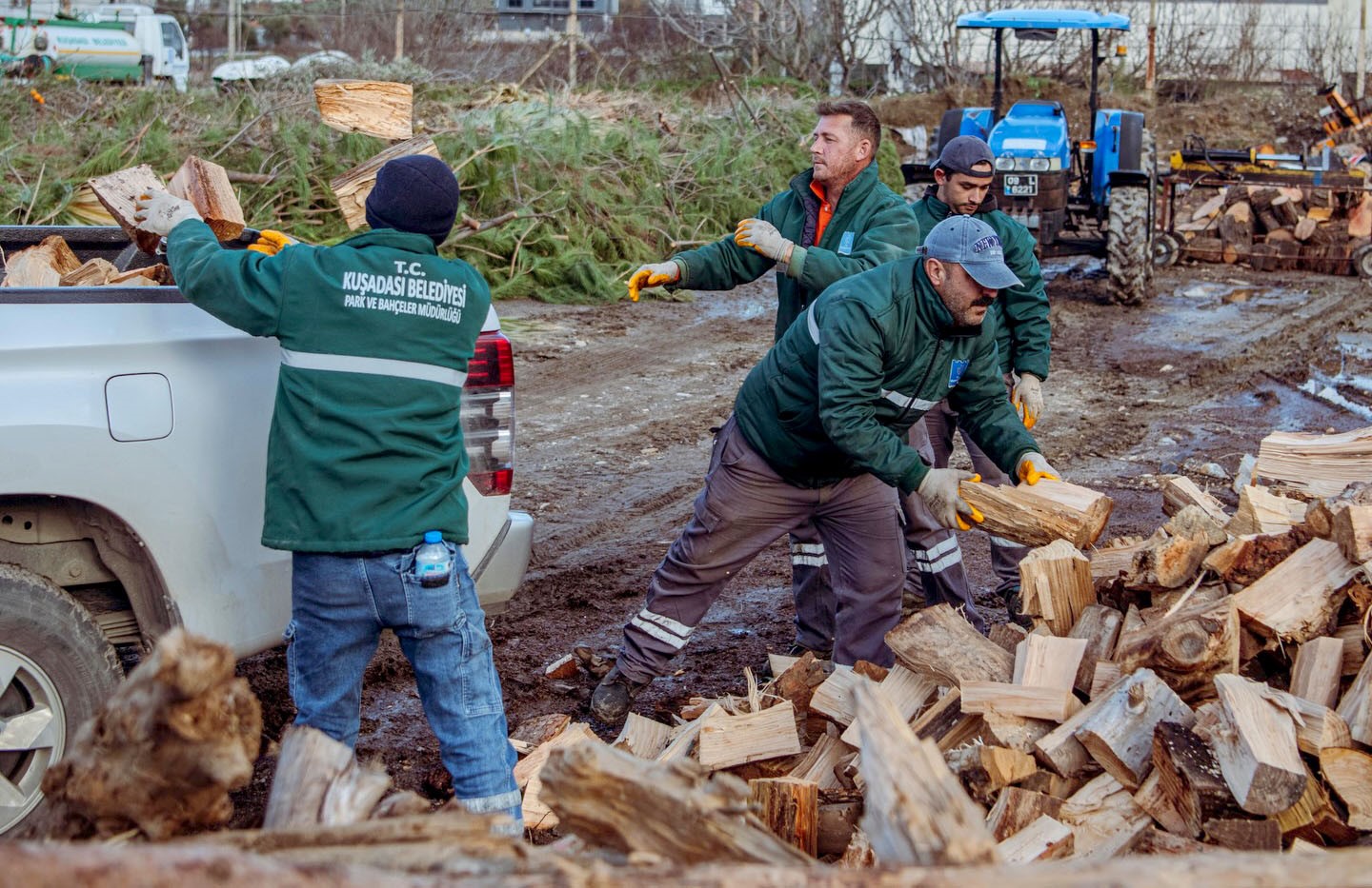 Kuşadası’nda ağaç atıkları ihtiyaç sahipleri için yakacağa dönüşüyor
