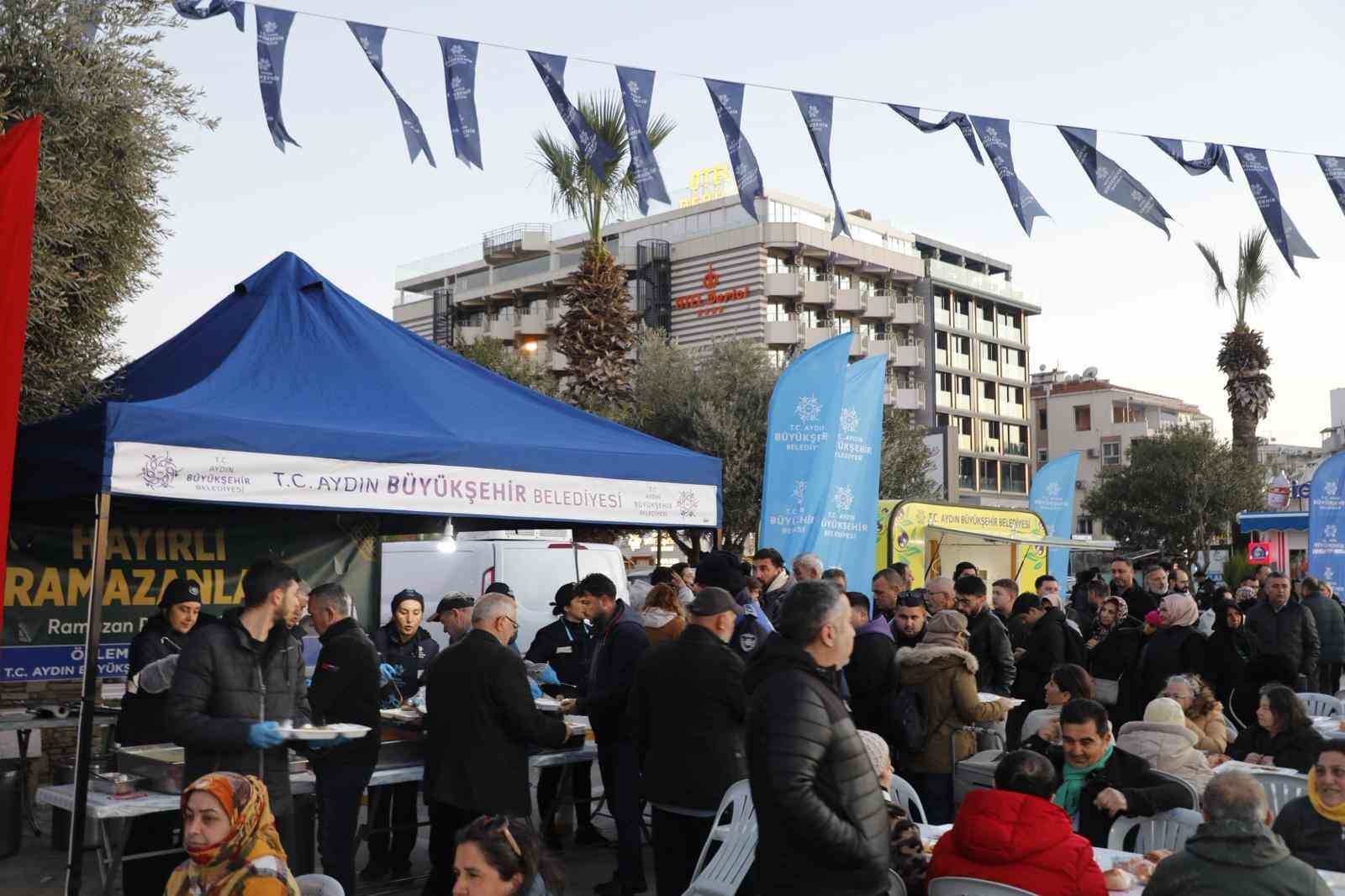 Kuşadası’nda Aydın Büyükşehir Belediyesi’nin İftar Programı’na vatandaşlardan yoğun ilgi
