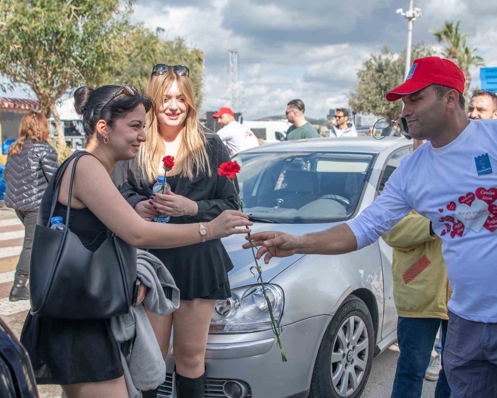 Kuşadası’nda çöp kamyonu sevgi dağıttı
